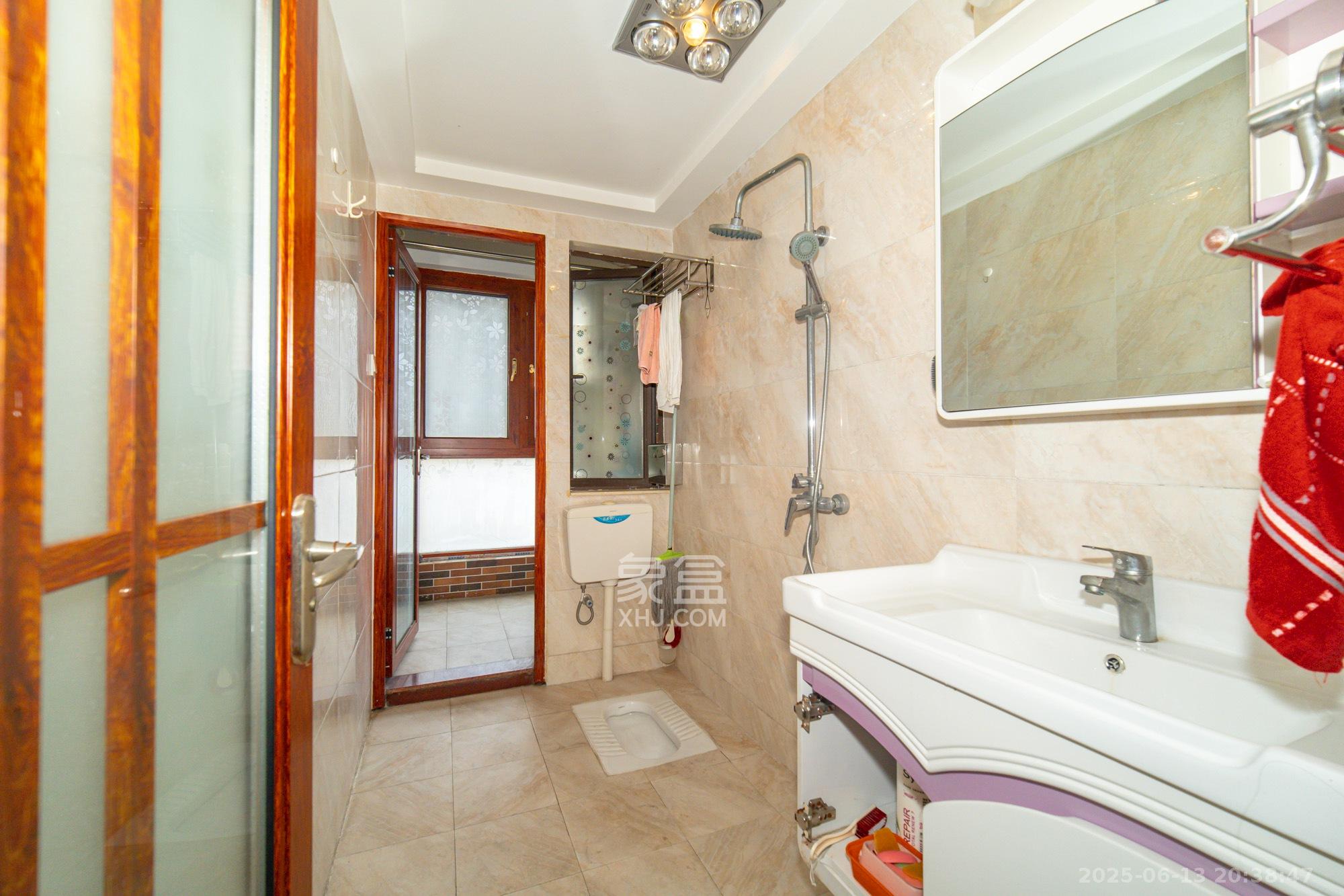 华润五彩城 3室2厅2卫 86.8万 华润五彩城 3室2厅2卫 86.8万卫生间