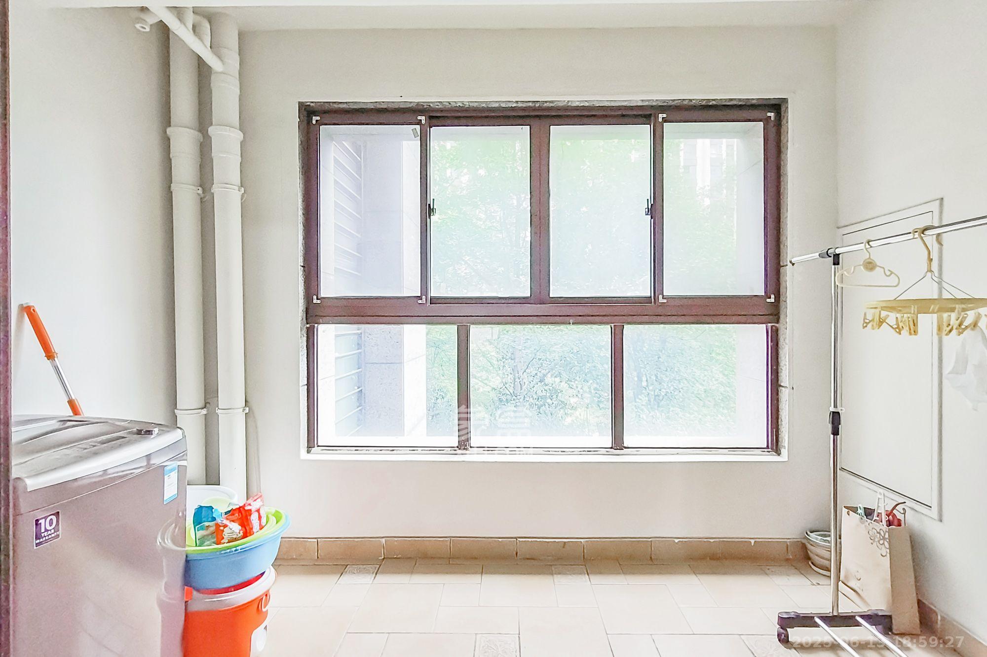 绿地中央广场 1室2厅1卫 4000.0元/月 绿地中央广场 1室2厅1卫 4000.0元/月室内图