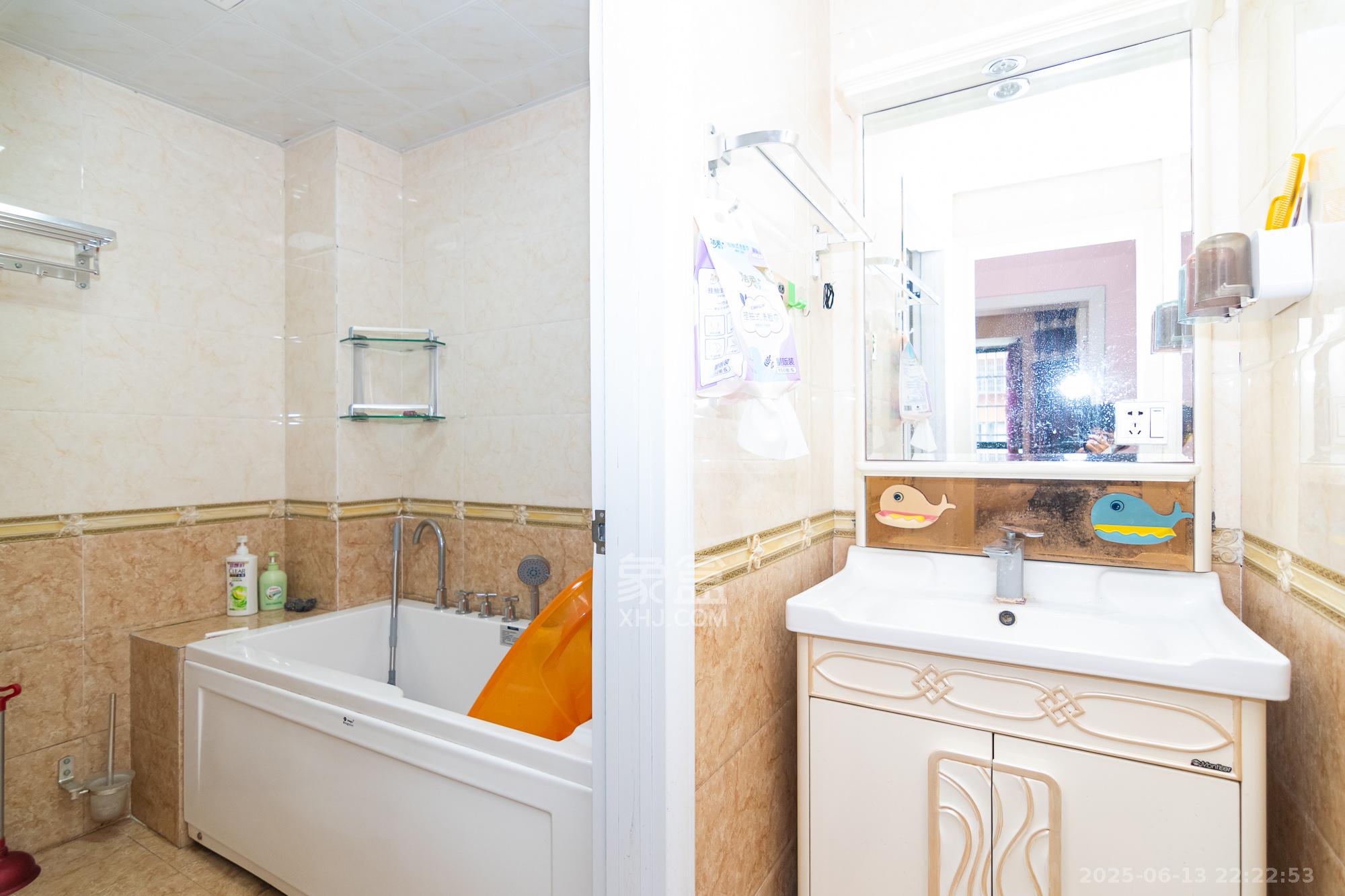 百合湖滨花园 2室2厅1卫 40.0万 百合湖滨花园 2室2厅1卫 40.0万卫生间