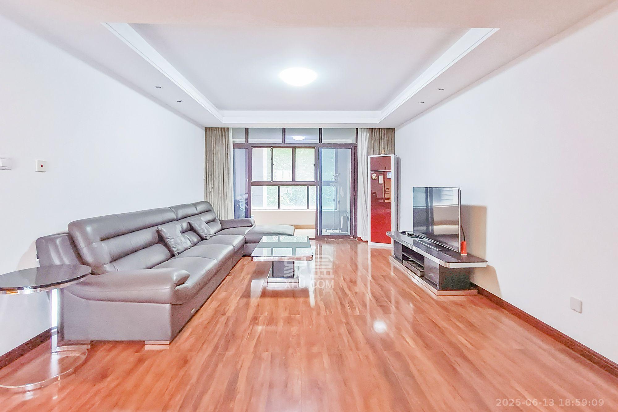 绿地中央广场 1室2厅1卫 4000.0元/月 绿地中央广场 1室2厅1卫 4000.0元/月室内图