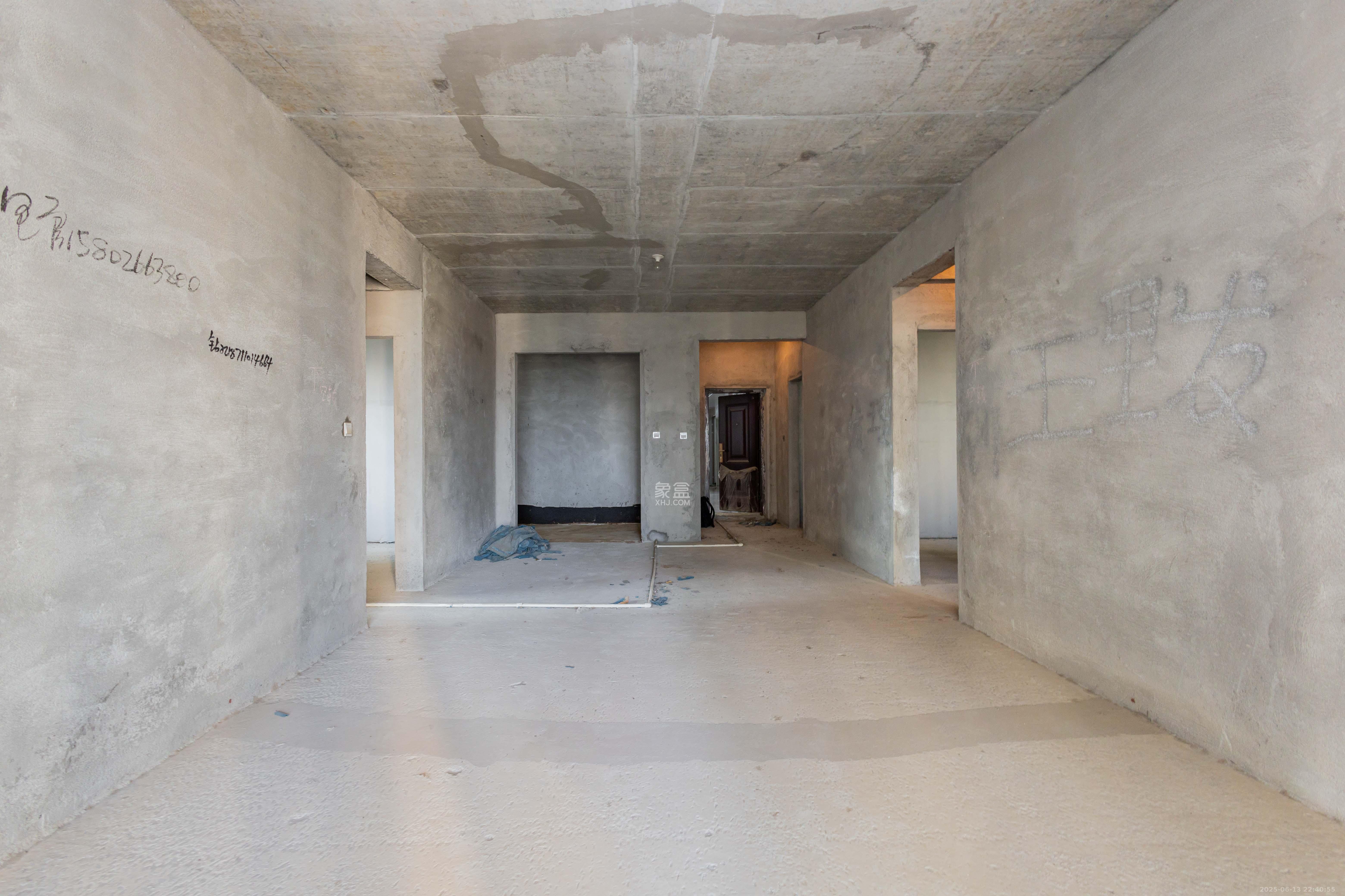 财汇新天地(财汇商务广场) 4室2厅2卫 82.8万 财汇新天地(财汇商务广场) 4室2厅2卫 82.8万客厅