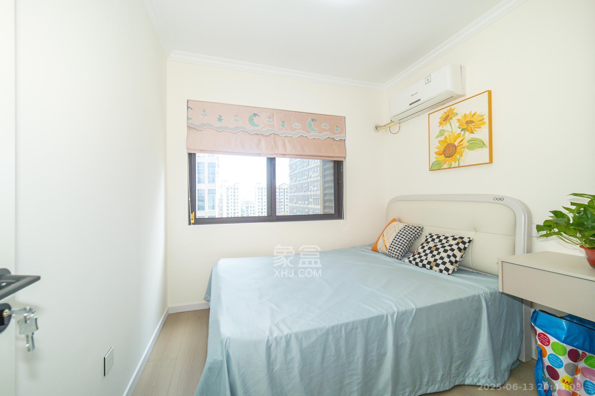 华润置地广场二期 3室2厅2卫 83.8万 华润置地广场二期 3室2厅2卫 83.8万卧室