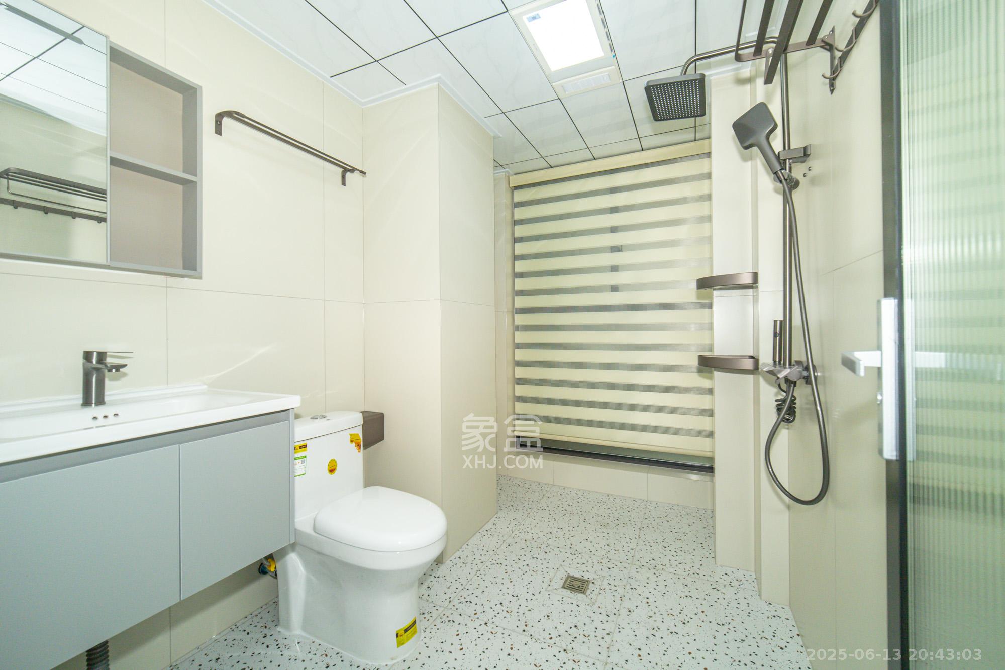 华润置地广场二期 3室2厅2卫 83.8万 华润置地广场二期 3室2厅2卫 83.8万卫生间