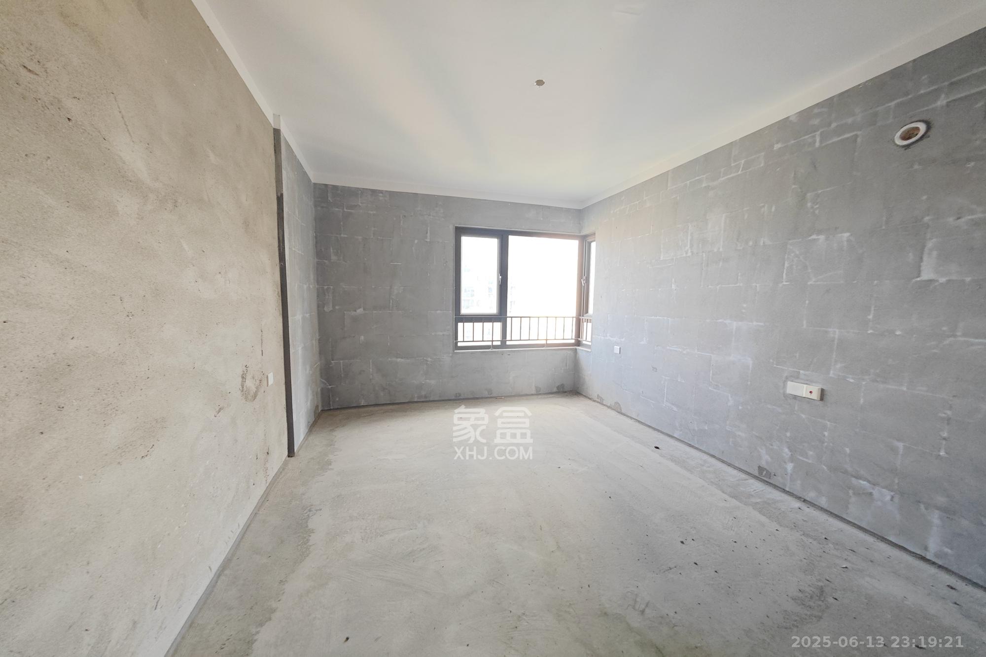 保利大都汇一期、二期  3室2厅2卫    130.0万卧室