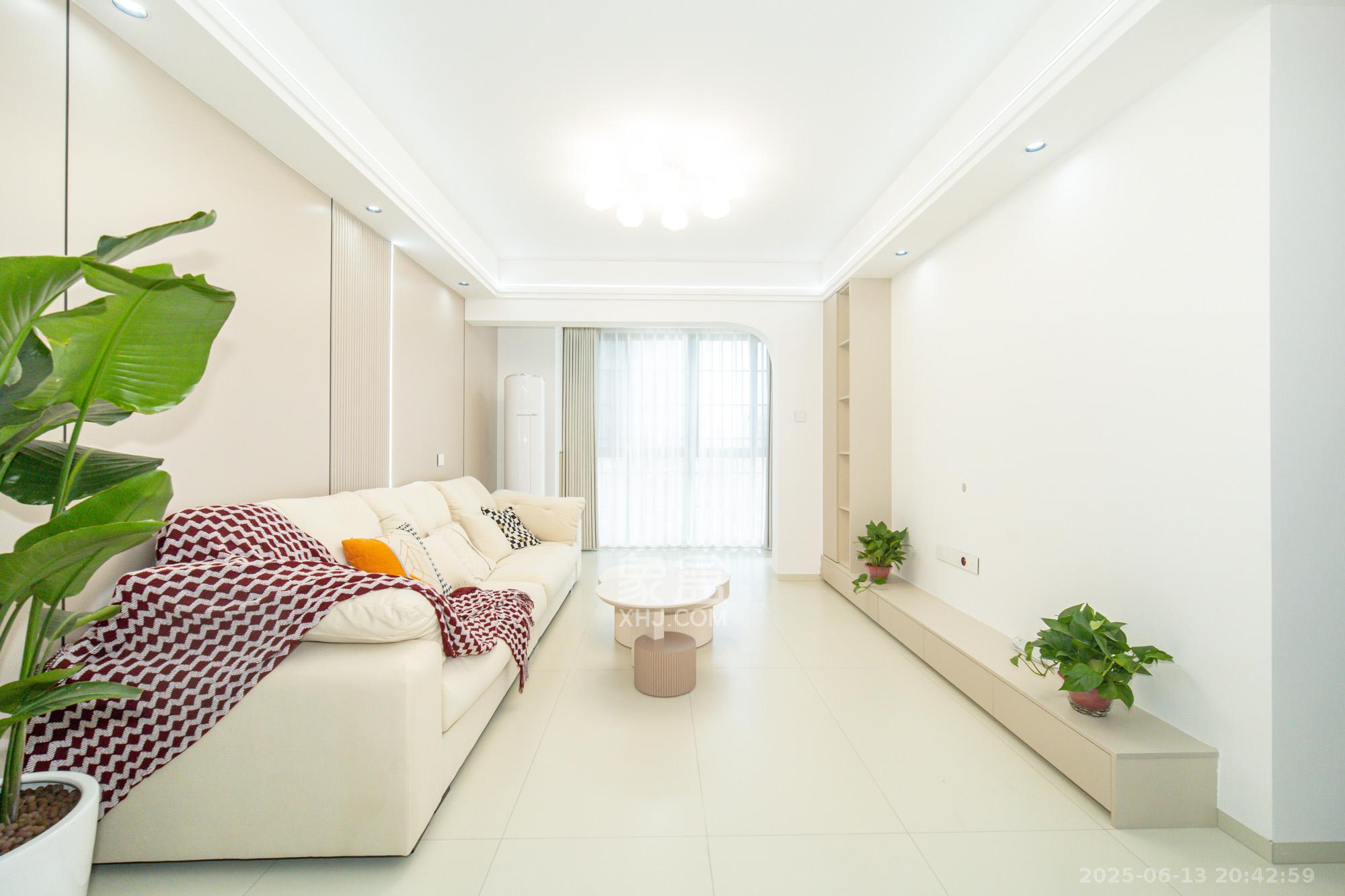 华润置地广场二期 3室2厅2卫 83.8万 华润置地广场二期 3室2厅2卫 83.8万客厅