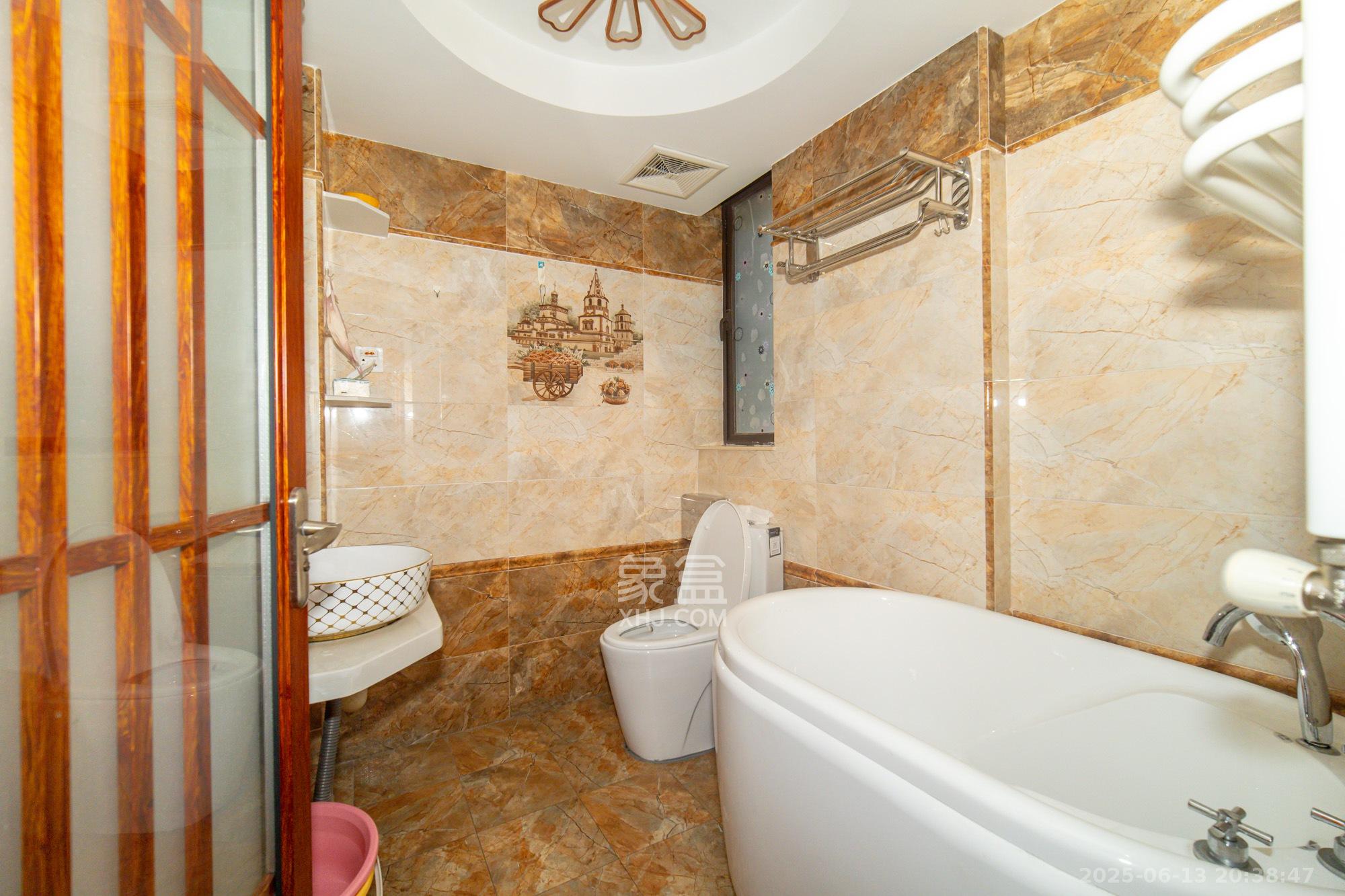 华润五彩城 3室2厅2卫 86.8万 华润五彩城 3室2厅2卫 86.8万卫生间