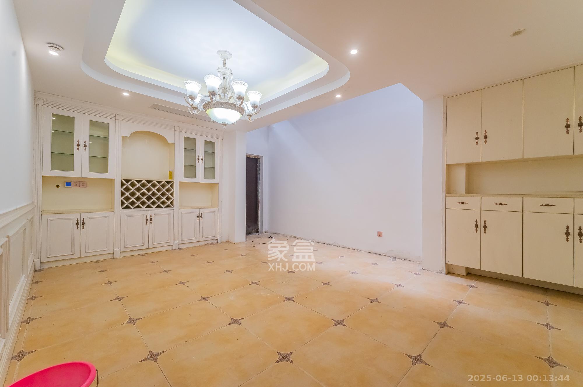 海伦春天  5室3厅4卫    208.0万 海伦春天  5室3厅4卫    208.0万卧室