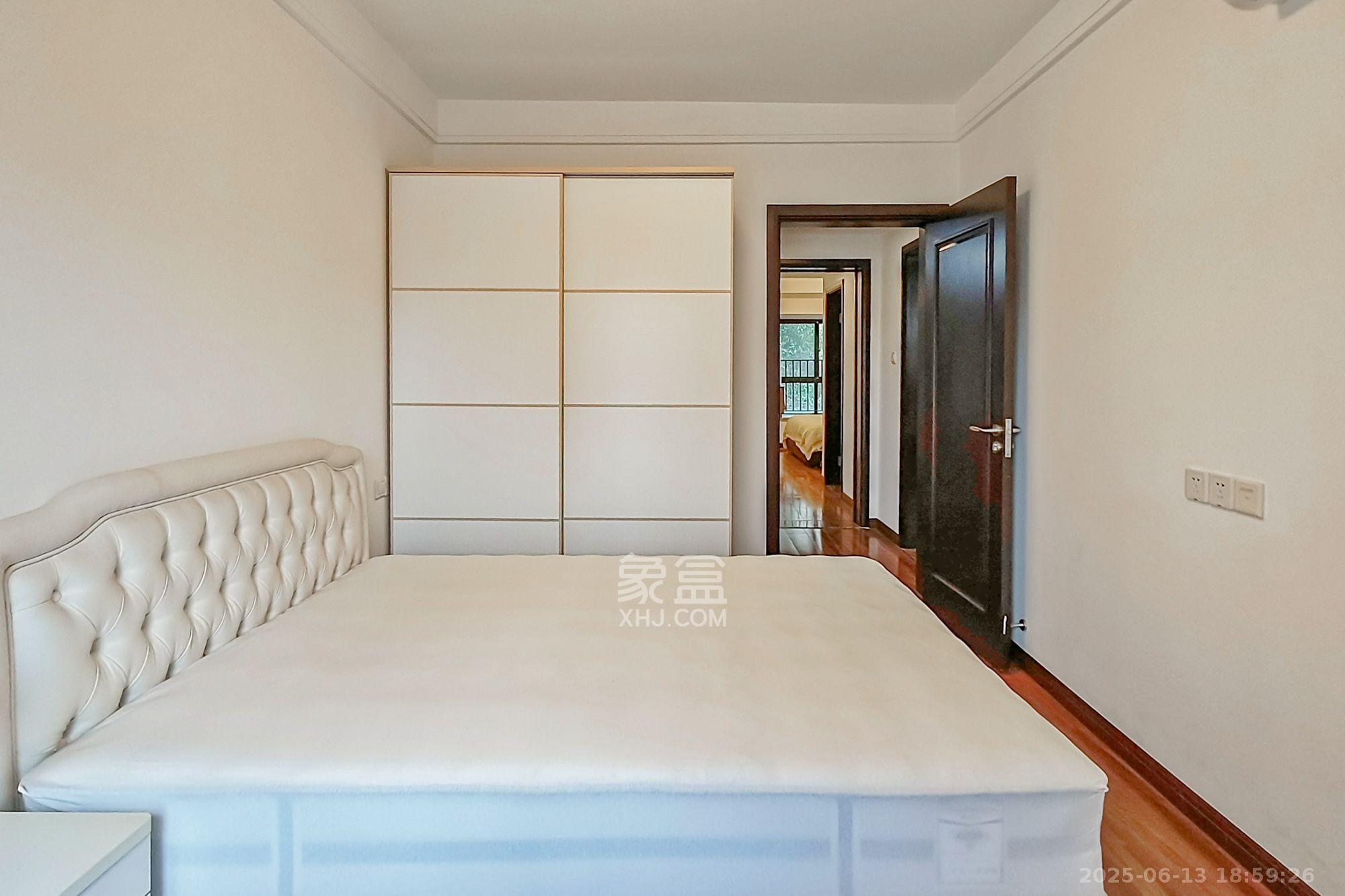 绿地中央广场 1室2厅1卫 4000.0元/月 绿地中央广场 1室2厅1卫 4000.0元/月室内图