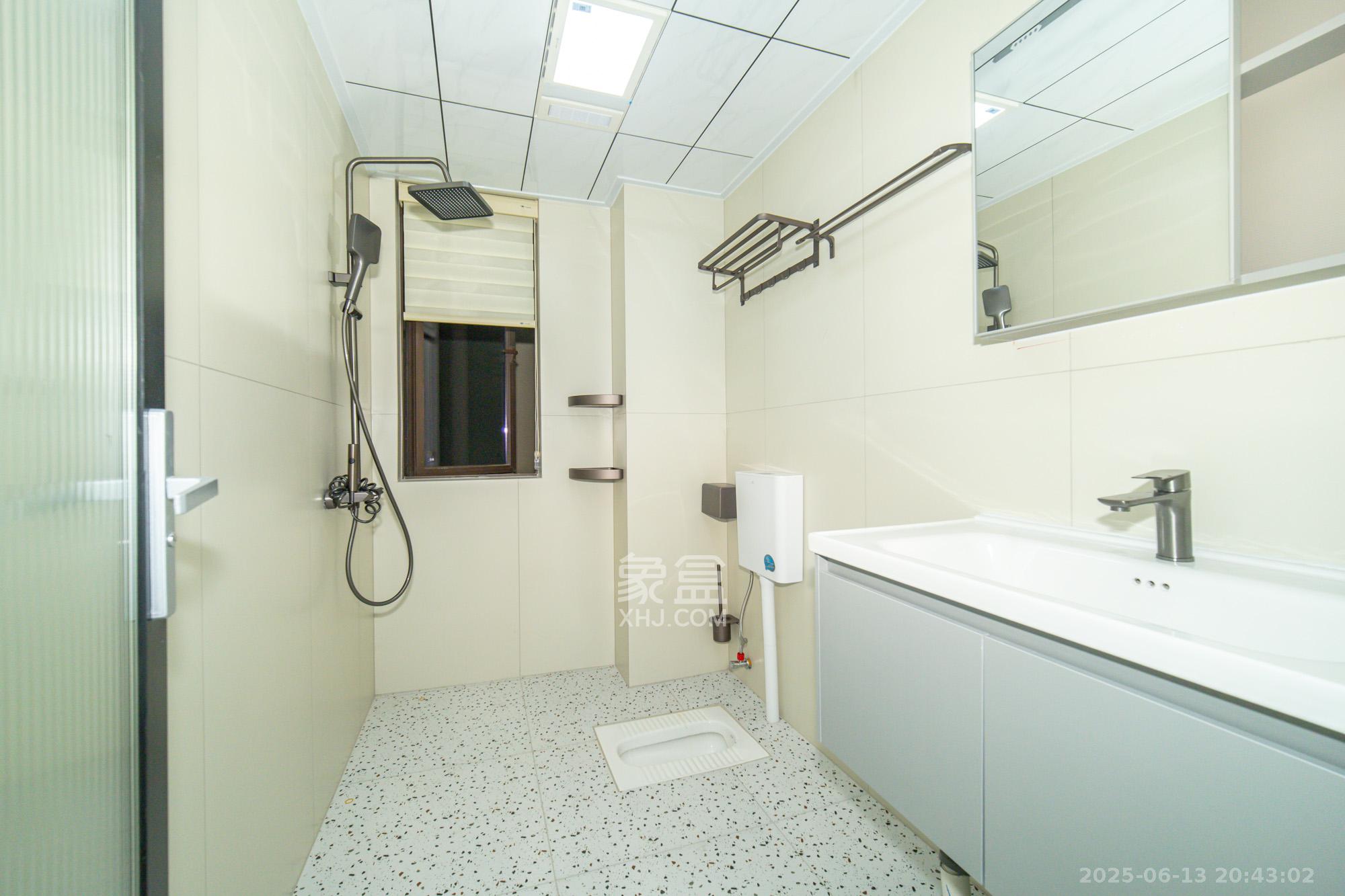 华润置地广场二期 3室2厅2卫 83.8万 华润置地广场二期 3室2厅2卫 83.8万卫生间