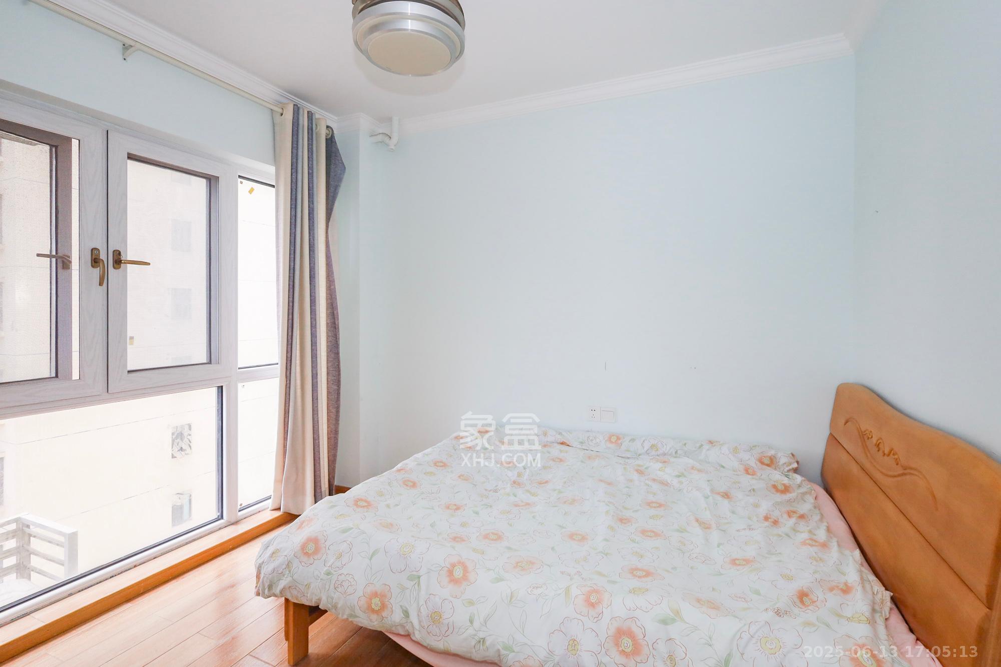 芙蓉别墅山庄(嘉湘华庭) 3室2厅2卫 120.0万 芙蓉别墅山庄(嘉湘华庭) 3室2厅2卫 120.0万卧室