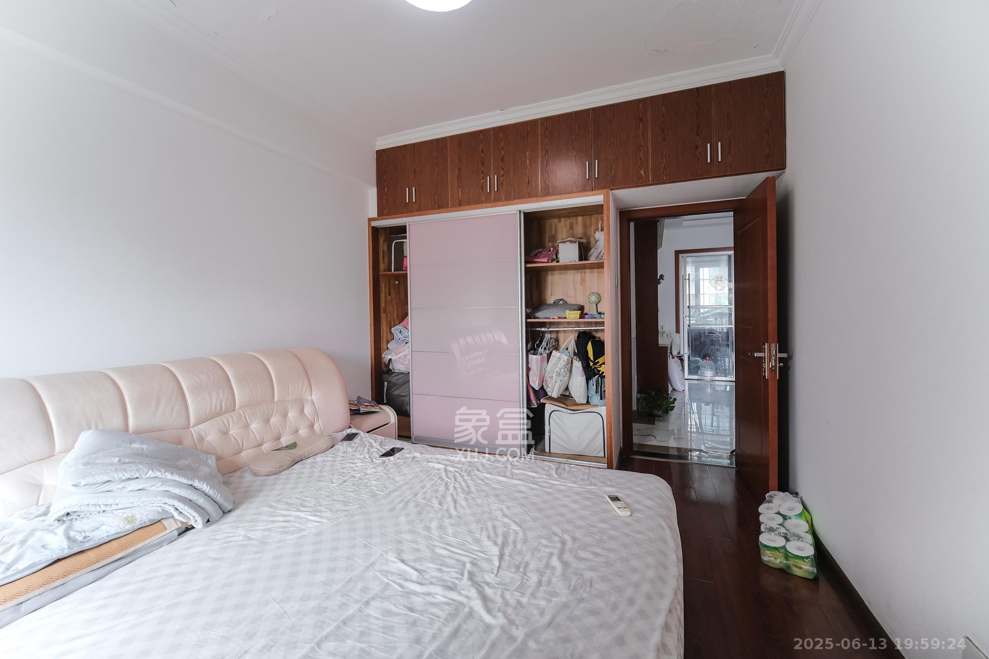 山水湾 3室2厅2卫 79.8万 山水湾 3室2厅2卫 79.8万卧室