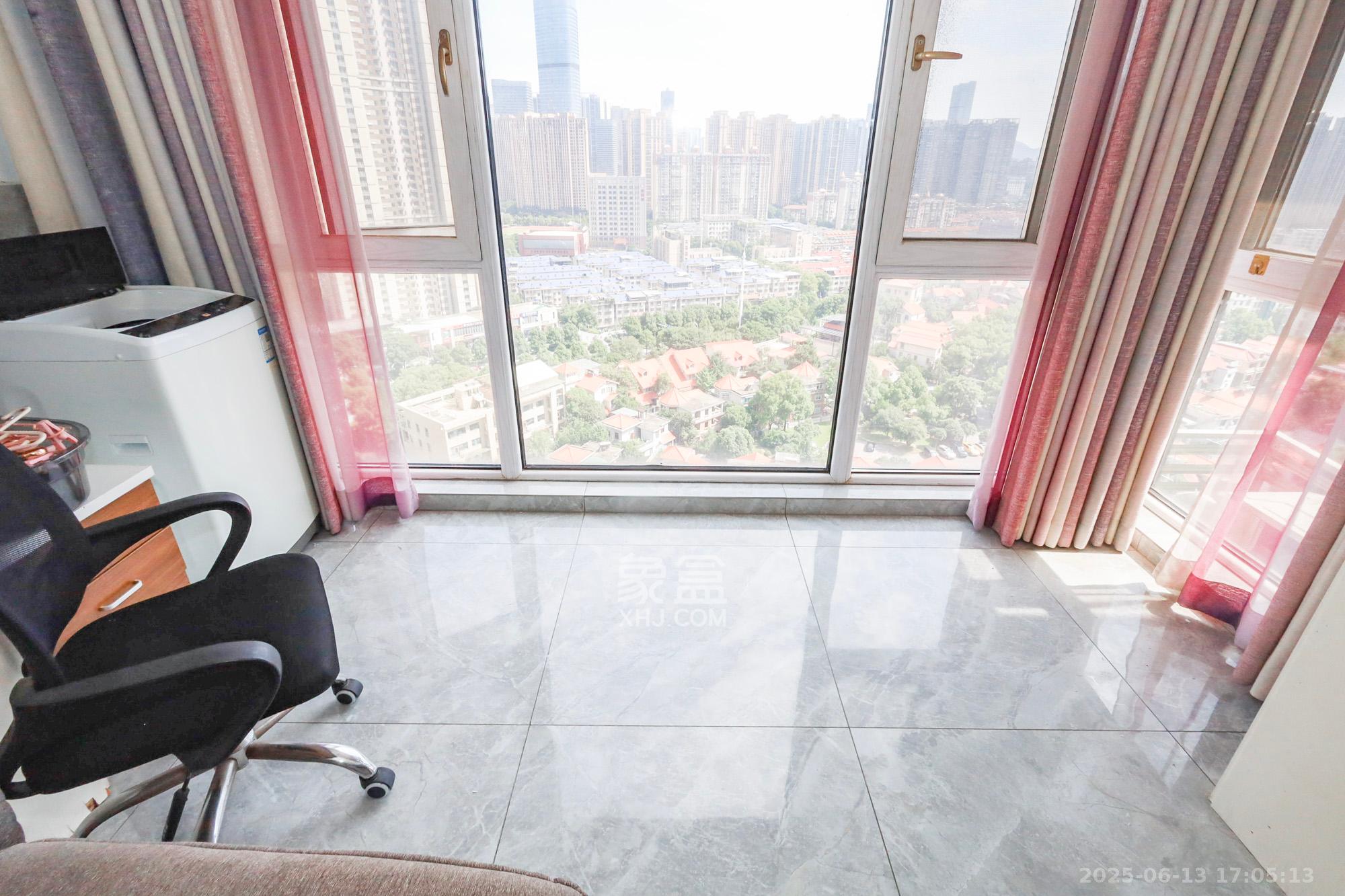 芙蓉别墅山庄(嘉湘华庭) 3室2厅2卫 120.0万 芙蓉别墅山庄(嘉湘华庭) 3室2厅2卫 120.0万阳台