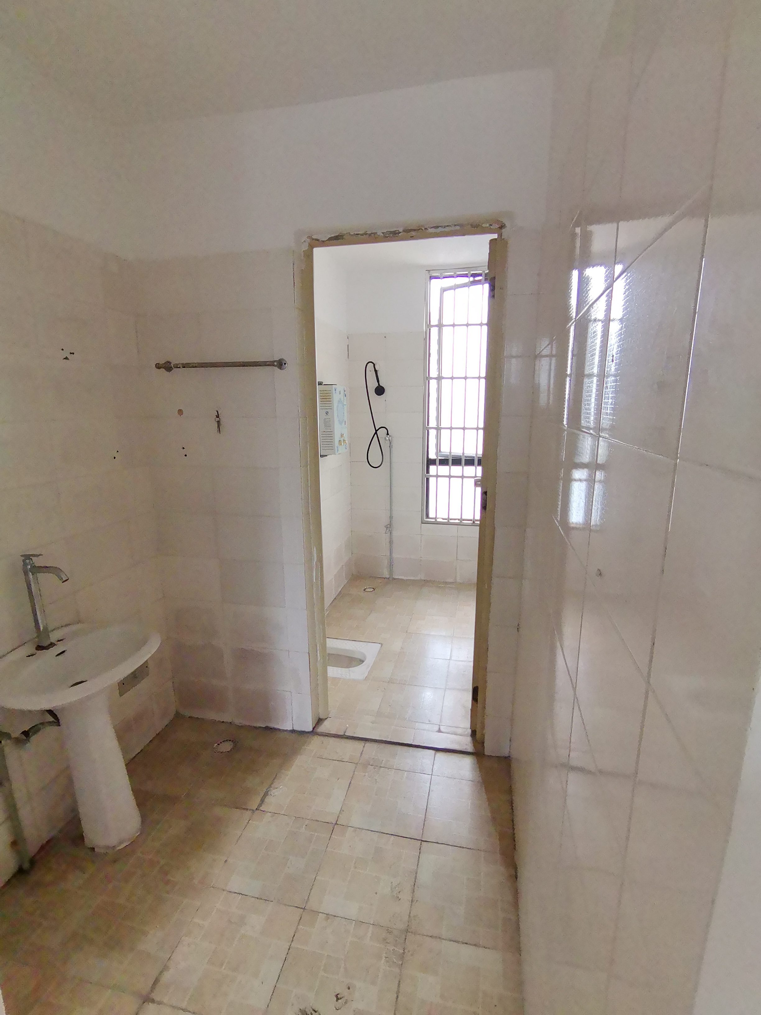 玉沙广场(京华城) 3室2厅2卫 2600.0元/月 玉沙广场(京华城) 3室2厅2卫 2600.0元/月室内图