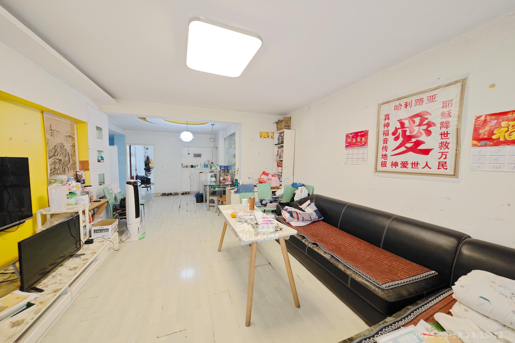 翠林雅苑  3室2厅2卫   75.00万客厅