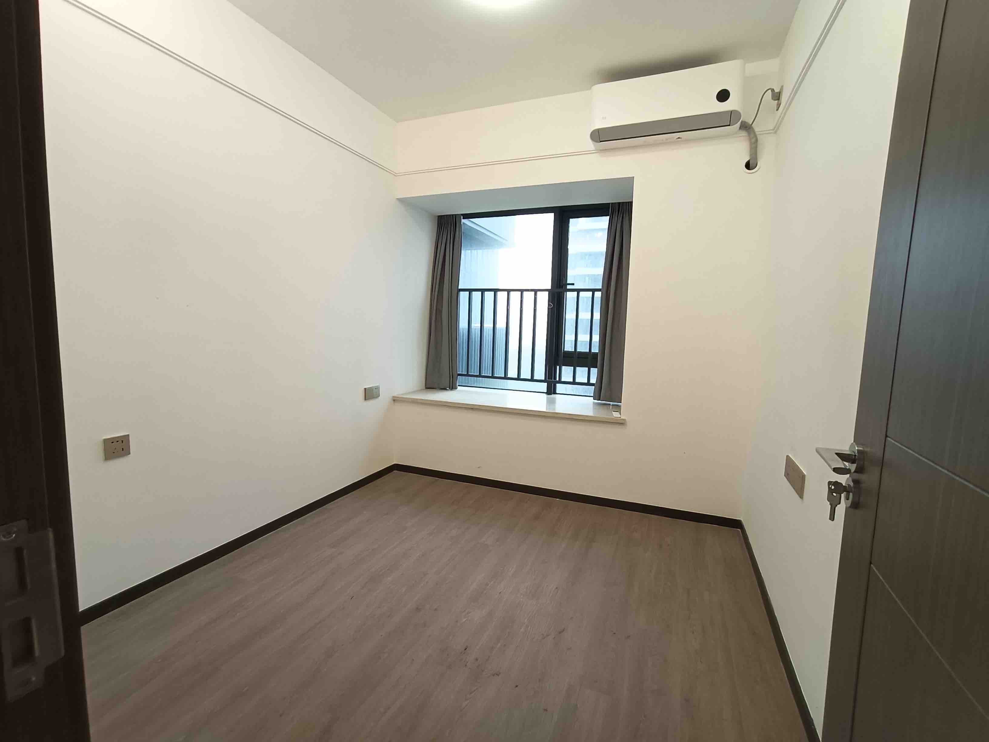 招商雍华府  4室2厅2卫    330.0万 招商雍华府  4室2厅2卫    330.0万客厅