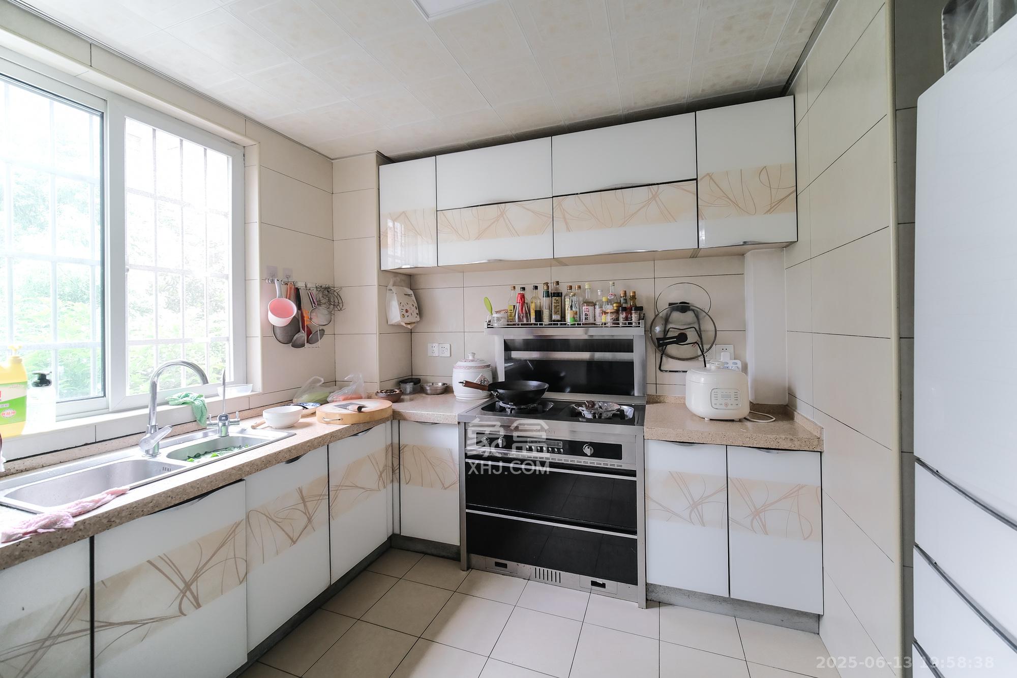 山水湾  3室2厅2卫    95.0万 山水湾  3室2厅2卫    95.0万厨房