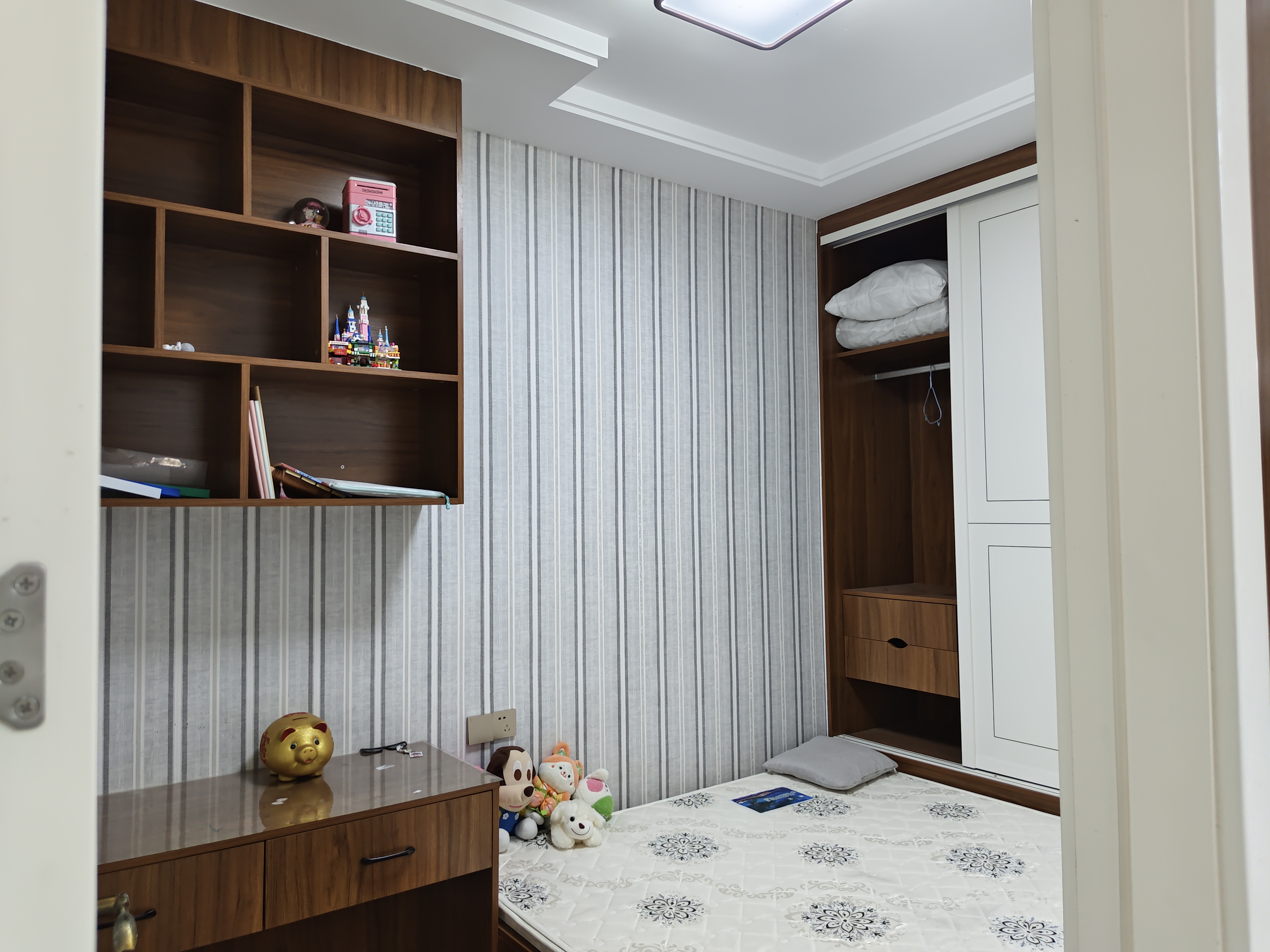 老国土局单位房(白塘路) 3室2厅1卫 51.8万 老国土局单位房(白塘路) 3室2厅1卫 51.8万客厅