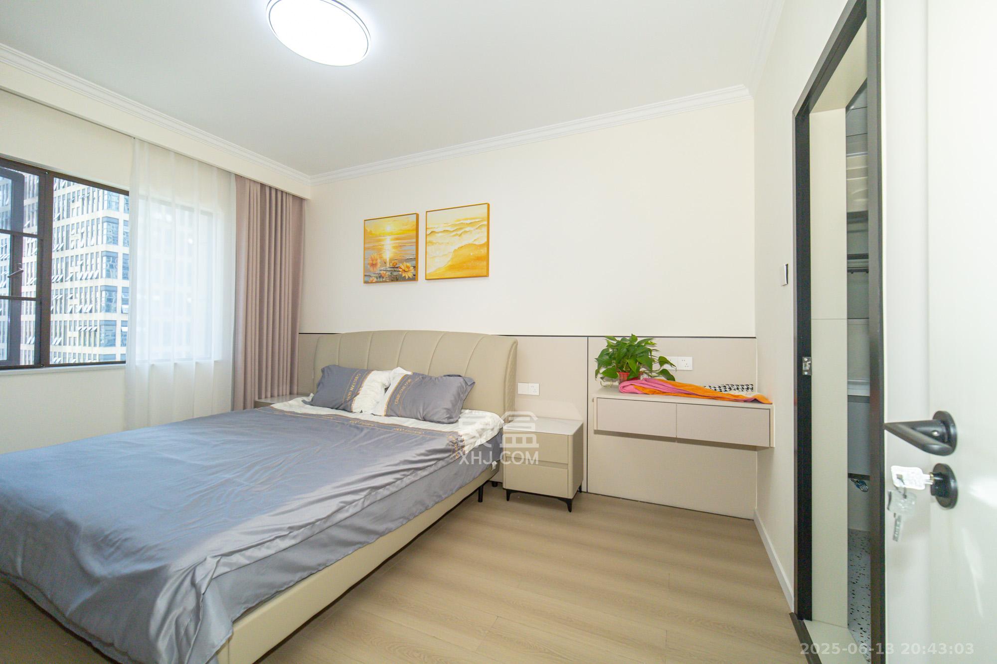 华润置地广场二期 3室2厅2卫 83.8万 华润置地广场二期 3室2厅2卫 83.8万卧室