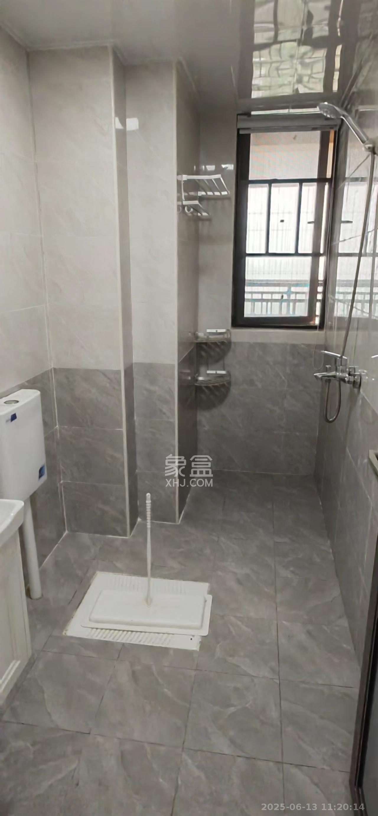 绿地海外滩二期  3室2厅2卫   2200.00元/月室内图