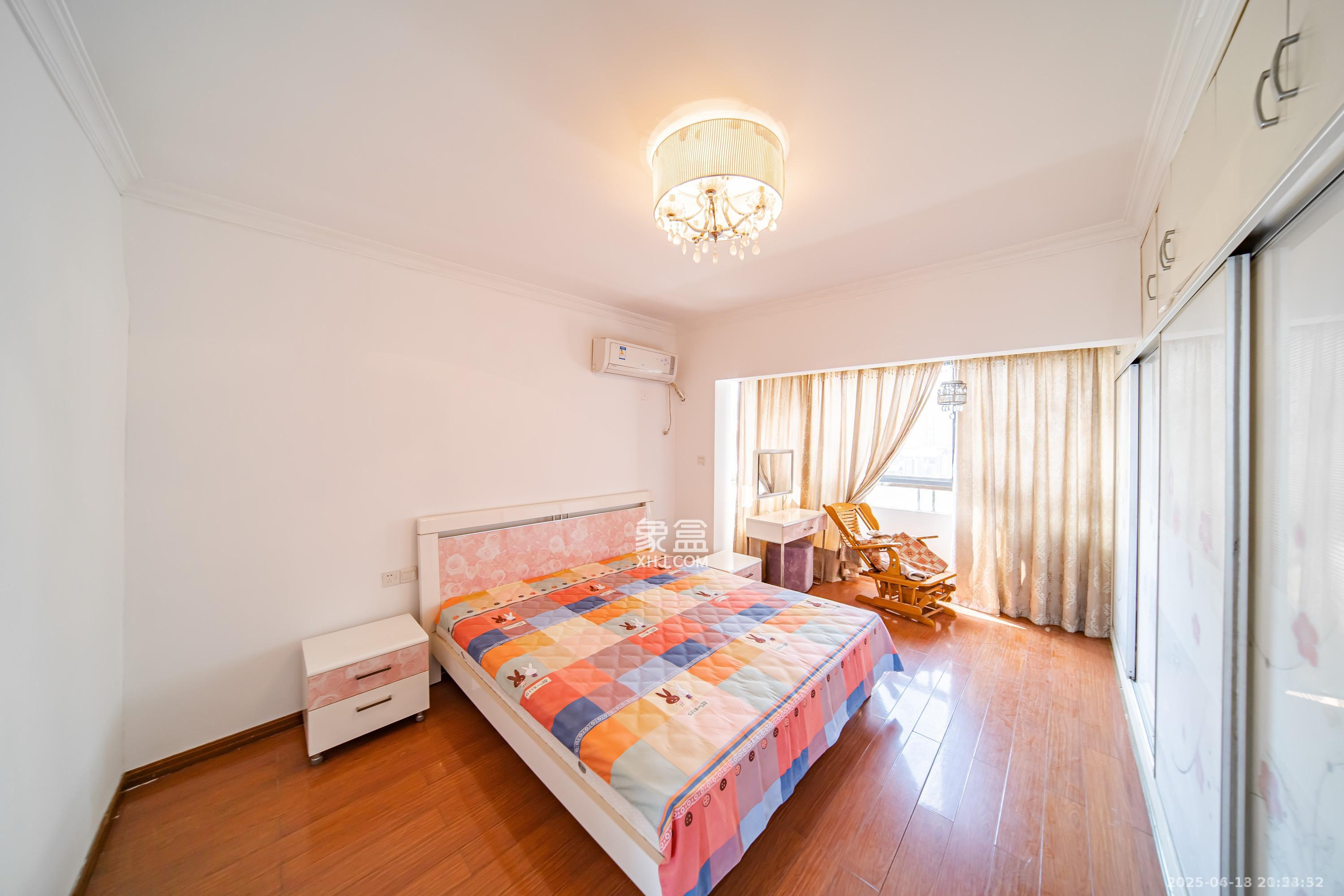 阳光100一期、四五期  5室2厅2卫    4500.0元/月 阳光100一期、四五期  5室2厅2卫    4500.0元/月