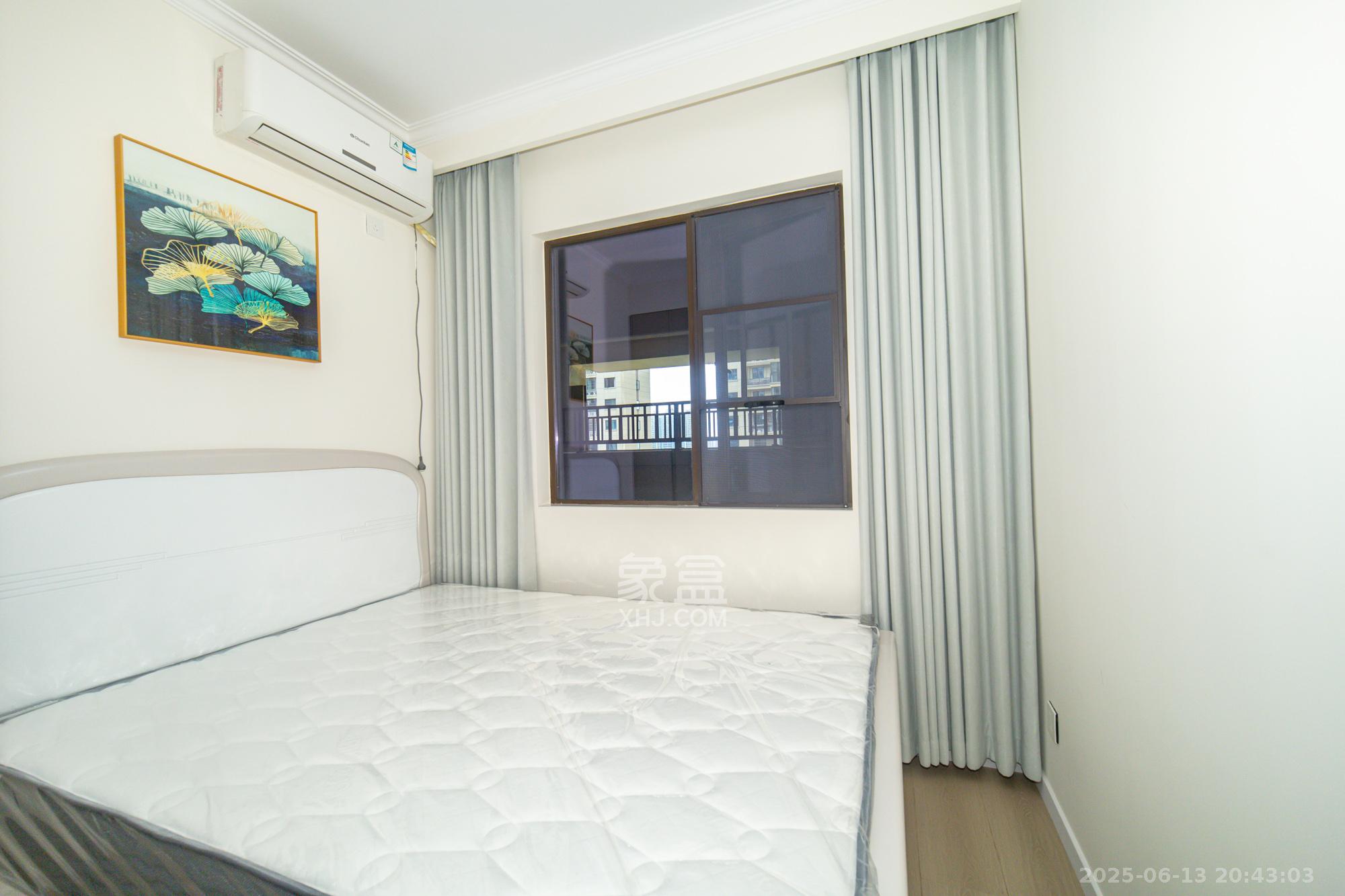 华润置地广场二期 3室2厅2卫 83.8万 华润置地广场二期 3室2厅2卫 83.8万卧室