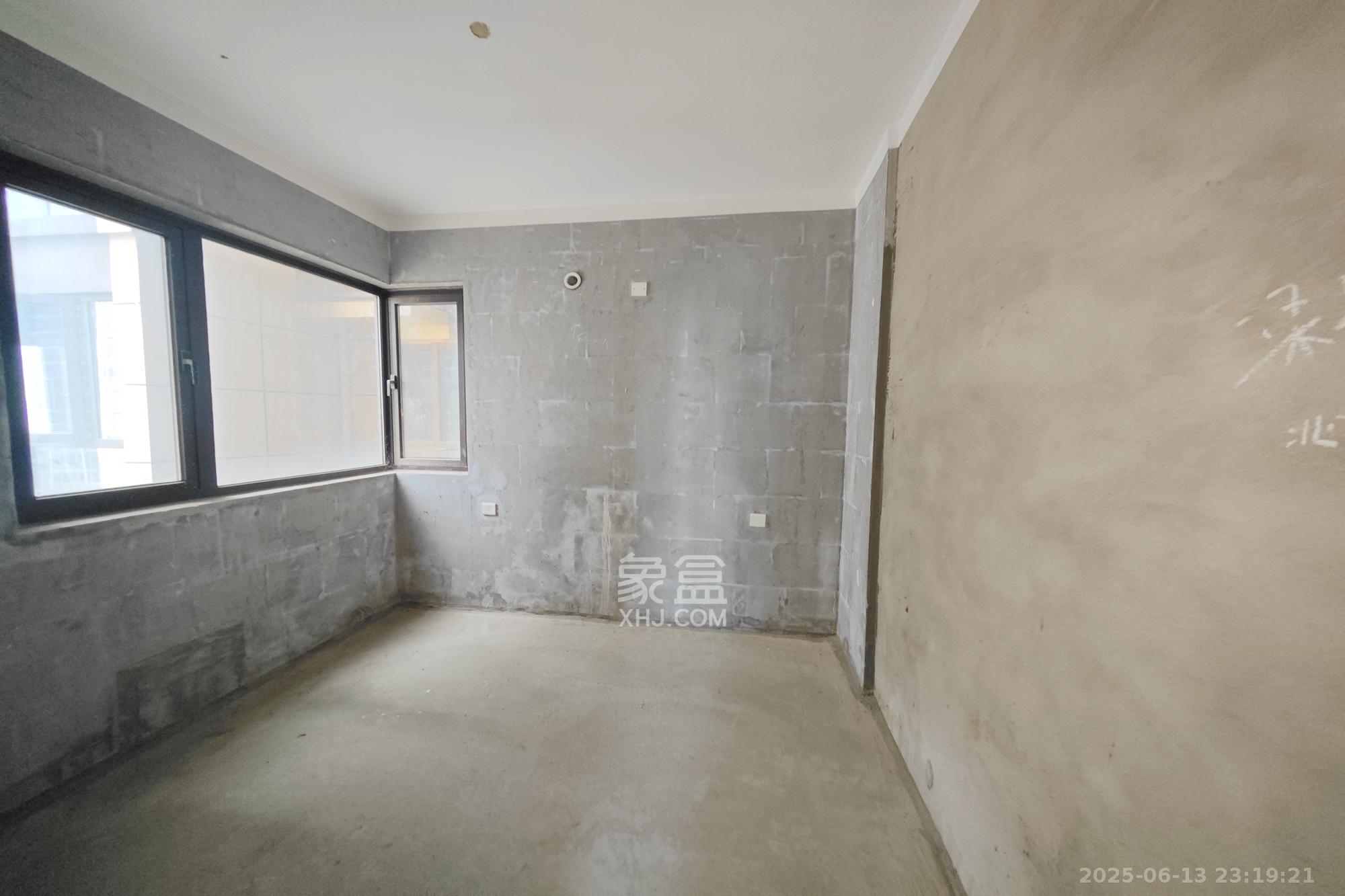 保利大都汇一期、二期  3室2厅2卫    130.0万卧室