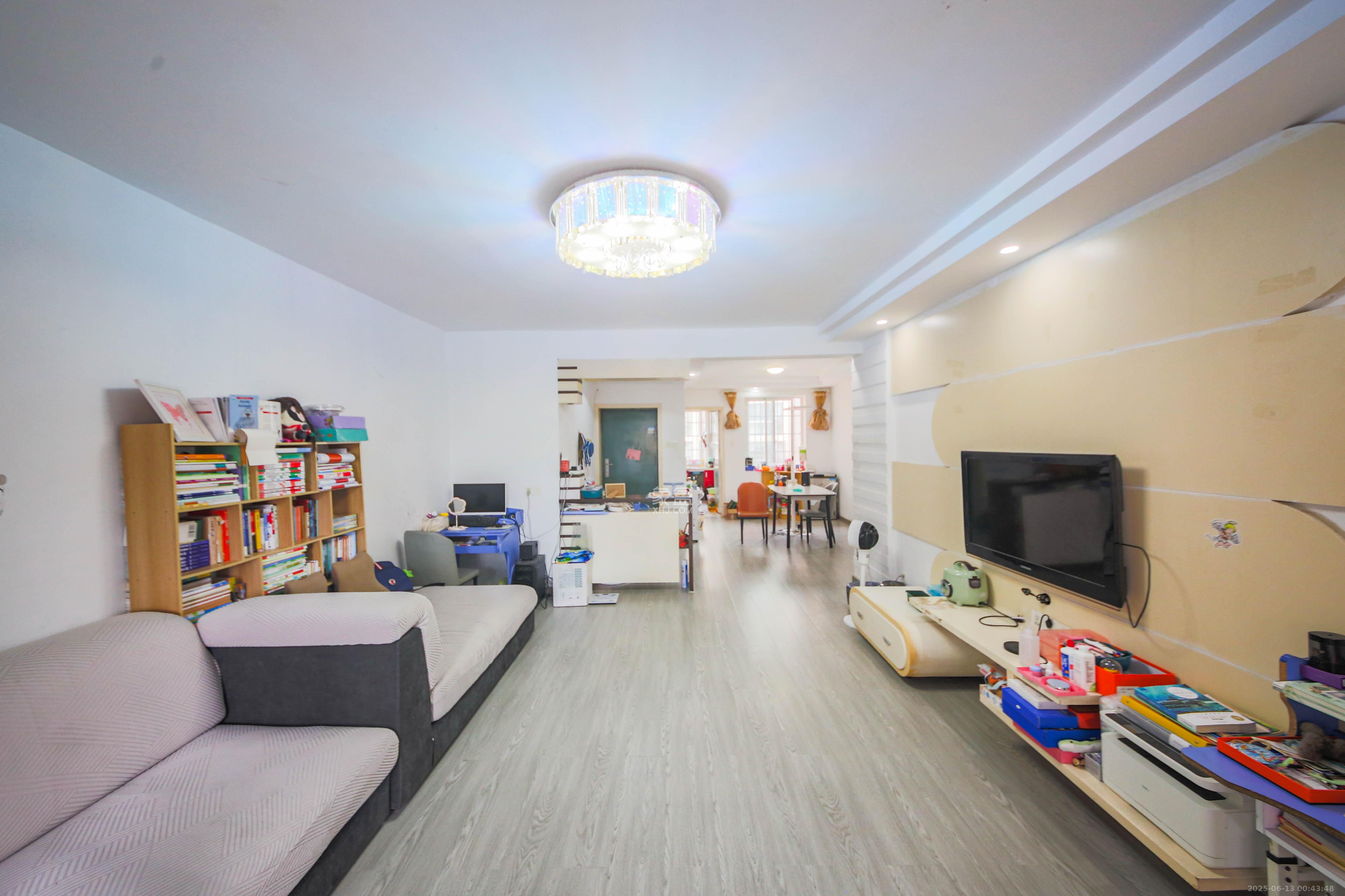 海利科院佳园  3室2厅2卫    96.0万 海利科院佳园  3室2厅2卫    96.0万客厅