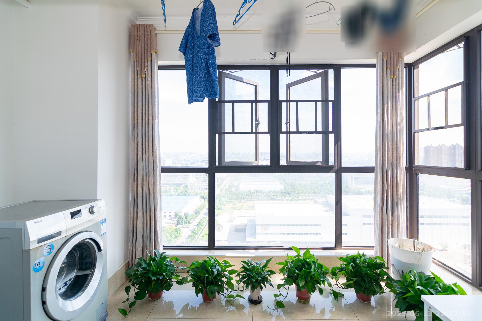 正荣财富中心 3室2厅1卫 68.0万 正荣财富中心 3室2厅1卫 68.0万阳台