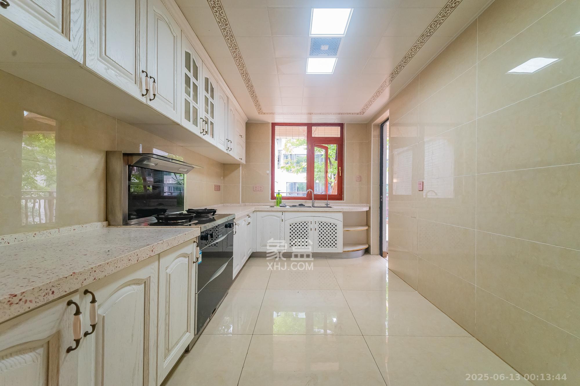 海伦春天  5室3厅4卫    208.0万 海伦春天  5室3厅4卫    208.0万厨房