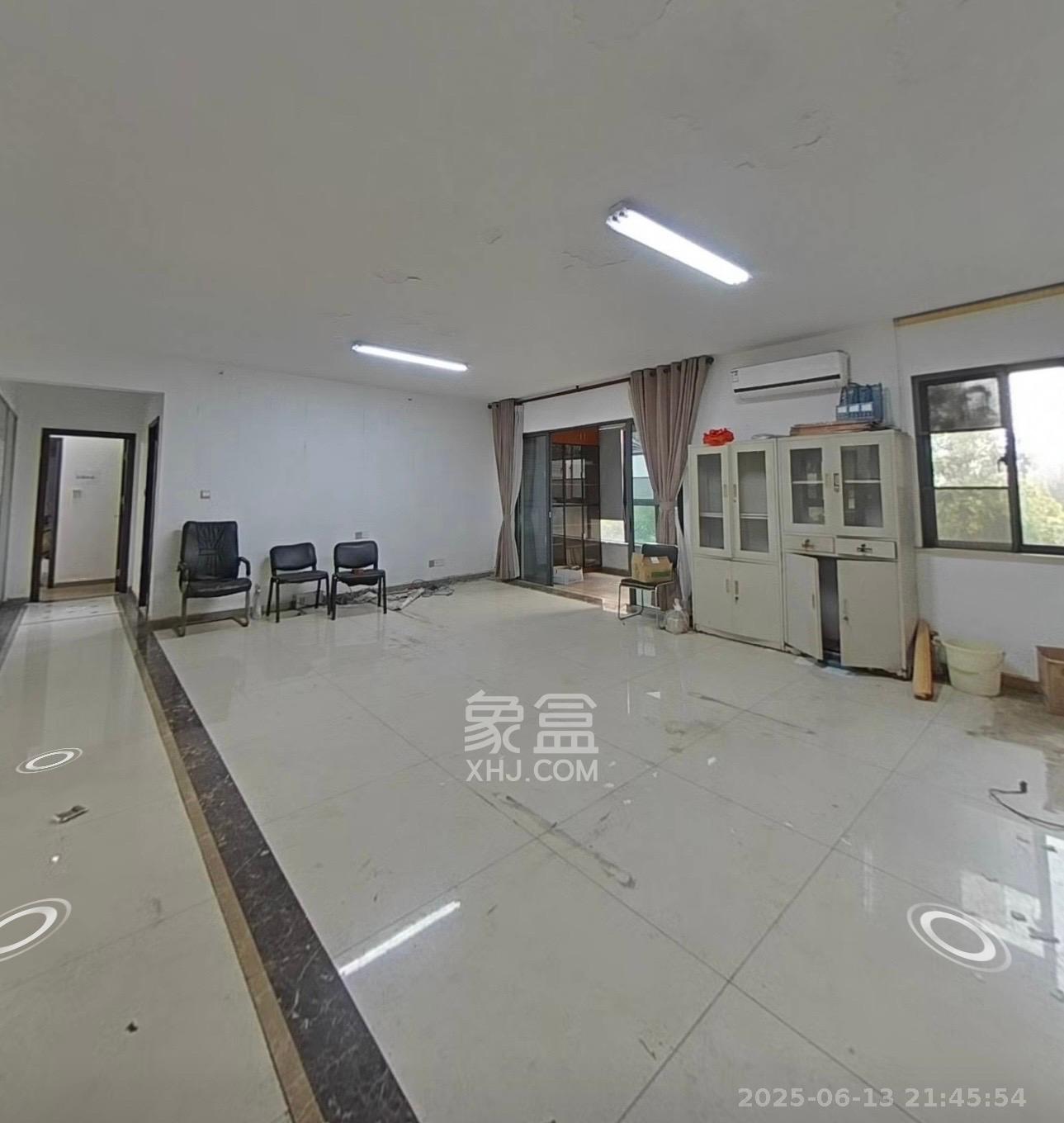 藏珑湖上国际花园 4室2厅2卫 5500.0元/月 藏珑湖上国际花园 4室2厅2卫 5500.0元/月室内图