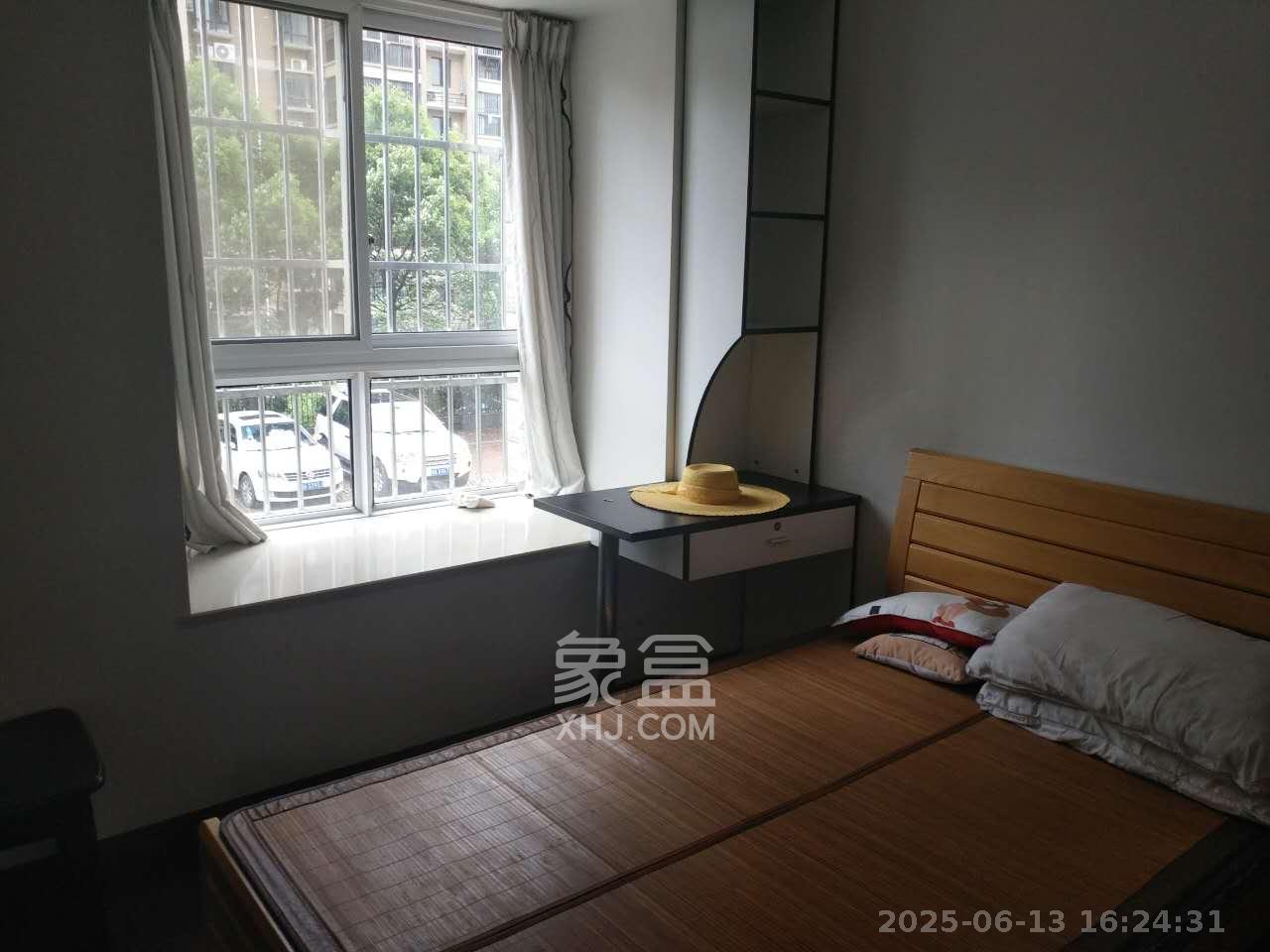 嘉盛华庭（一期、二期、三期）  3室2厅2卫   2500.00元/月室内图