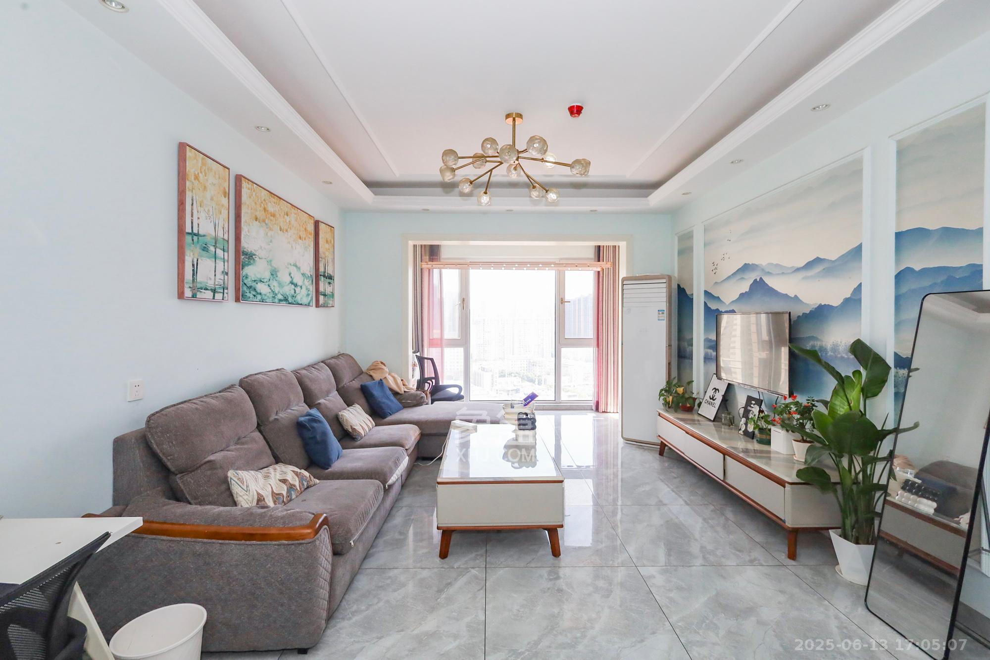 芙蓉别墅山庄(嘉湘华庭) 3室2厅2卫 120.0万 芙蓉别墅山庄(嘉湘华庭) 3室2厅2卫 120.0万客厅