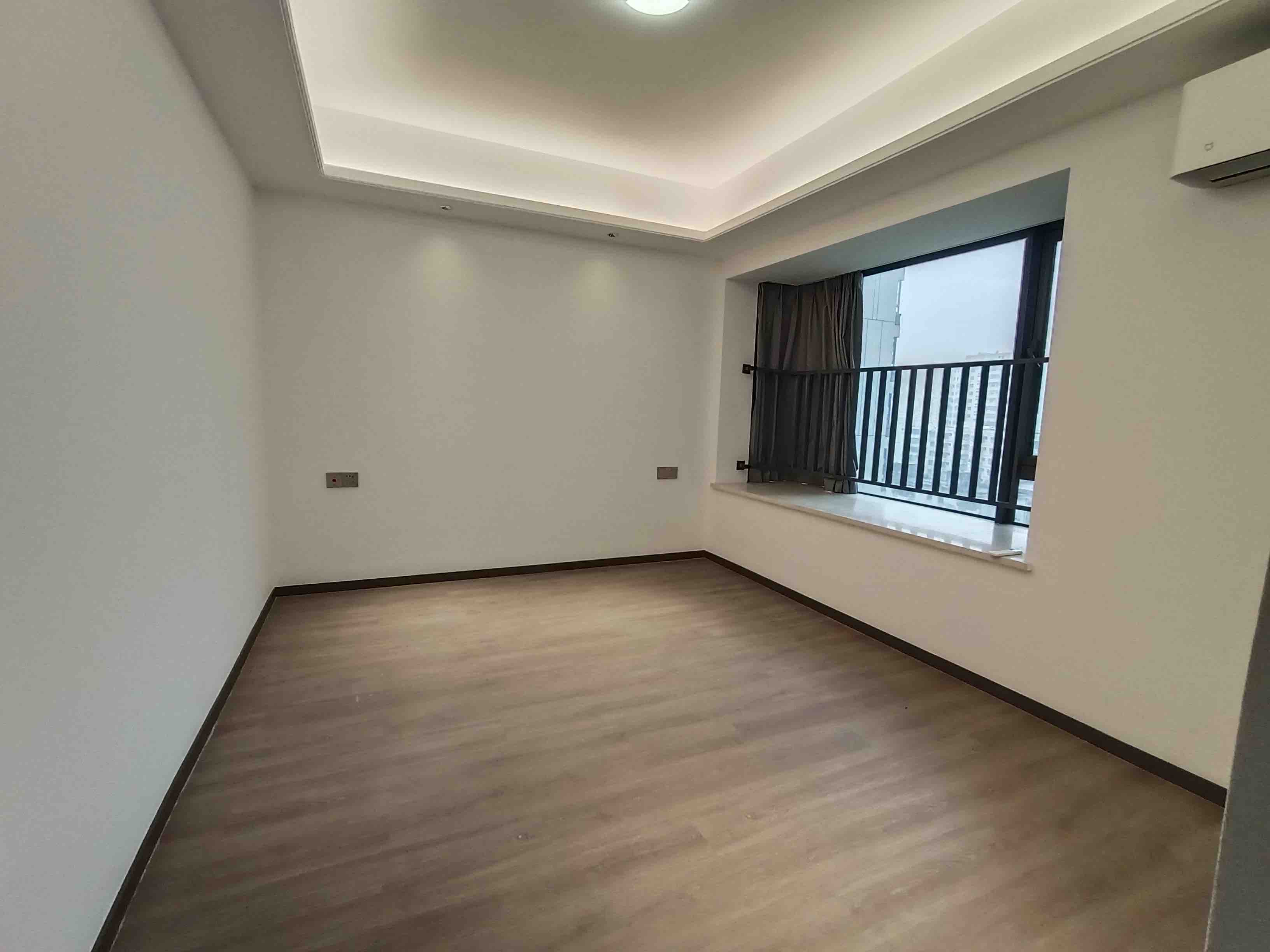 招商雍华府  4室2厅2卫    330.0万 招商雍华府  4室2厅2卫    330.0万客厅