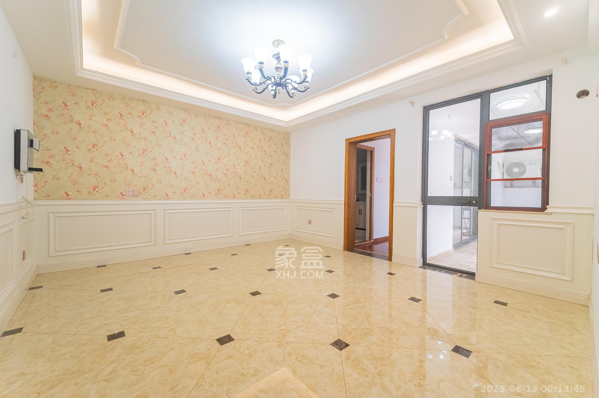 海伦春天  5室3厅4卫    208.0万 海伦春天  5室3厅4卫    208.0万卧室