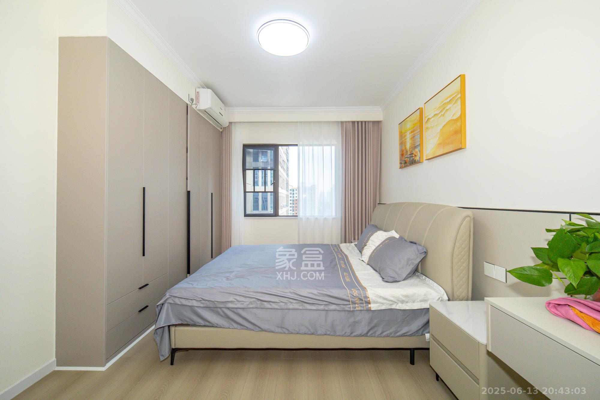 华润置地广场二期 3室2厅2卫 83.8万 华润置地广场二期 3室2厅2卫 83.8万卧室