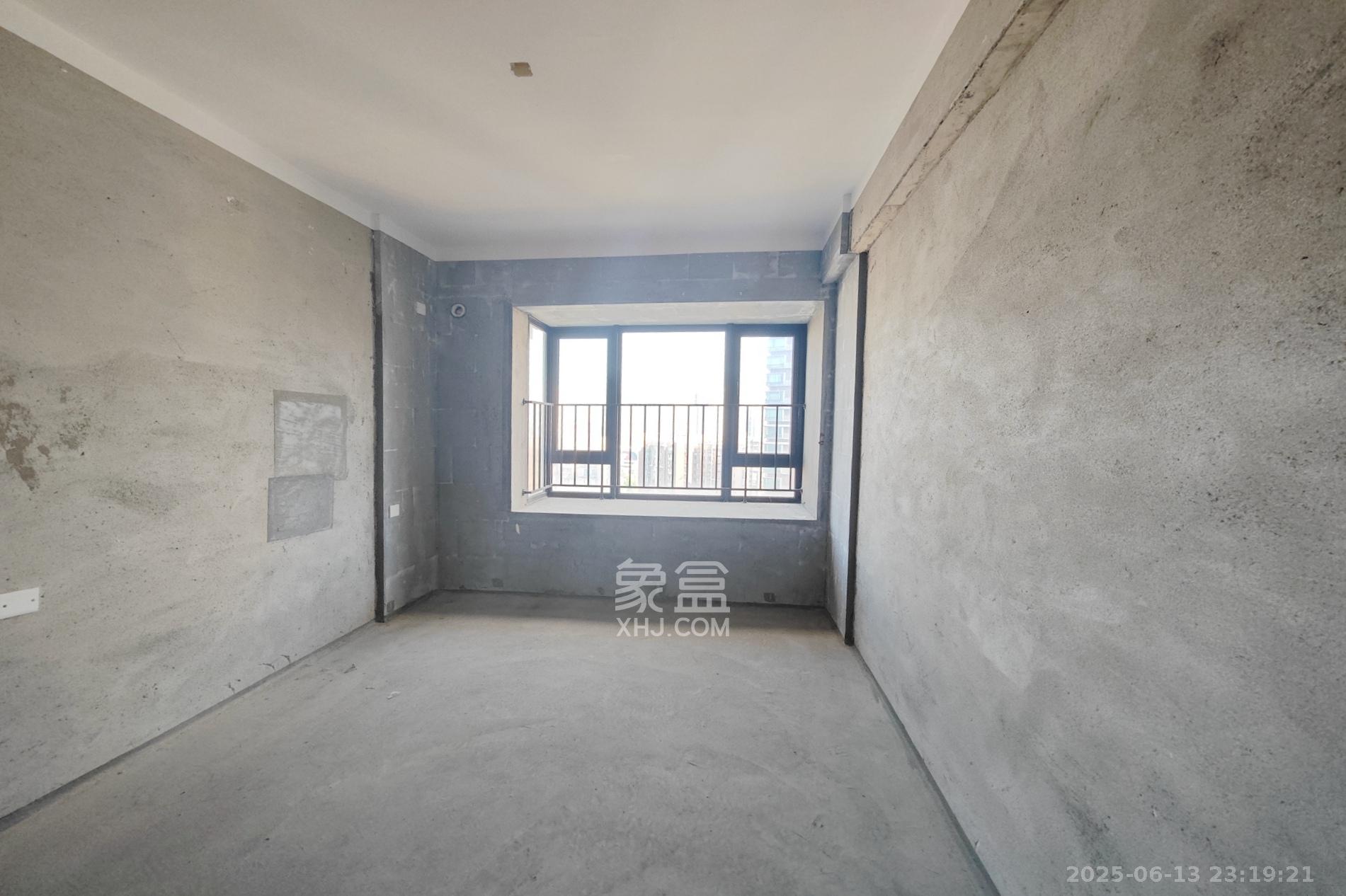 保利大都汇一期、二期  3室2厅2卫    130.0万卧室