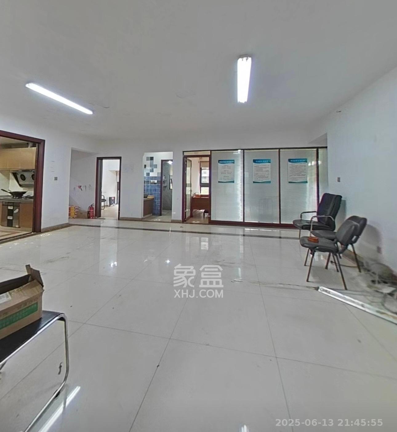 藏珑湖上国际花园 4室2厅2卫 5500.0元/月 藏珑湖上国际花园 4室2厅2卫 5500.0元/月室内图