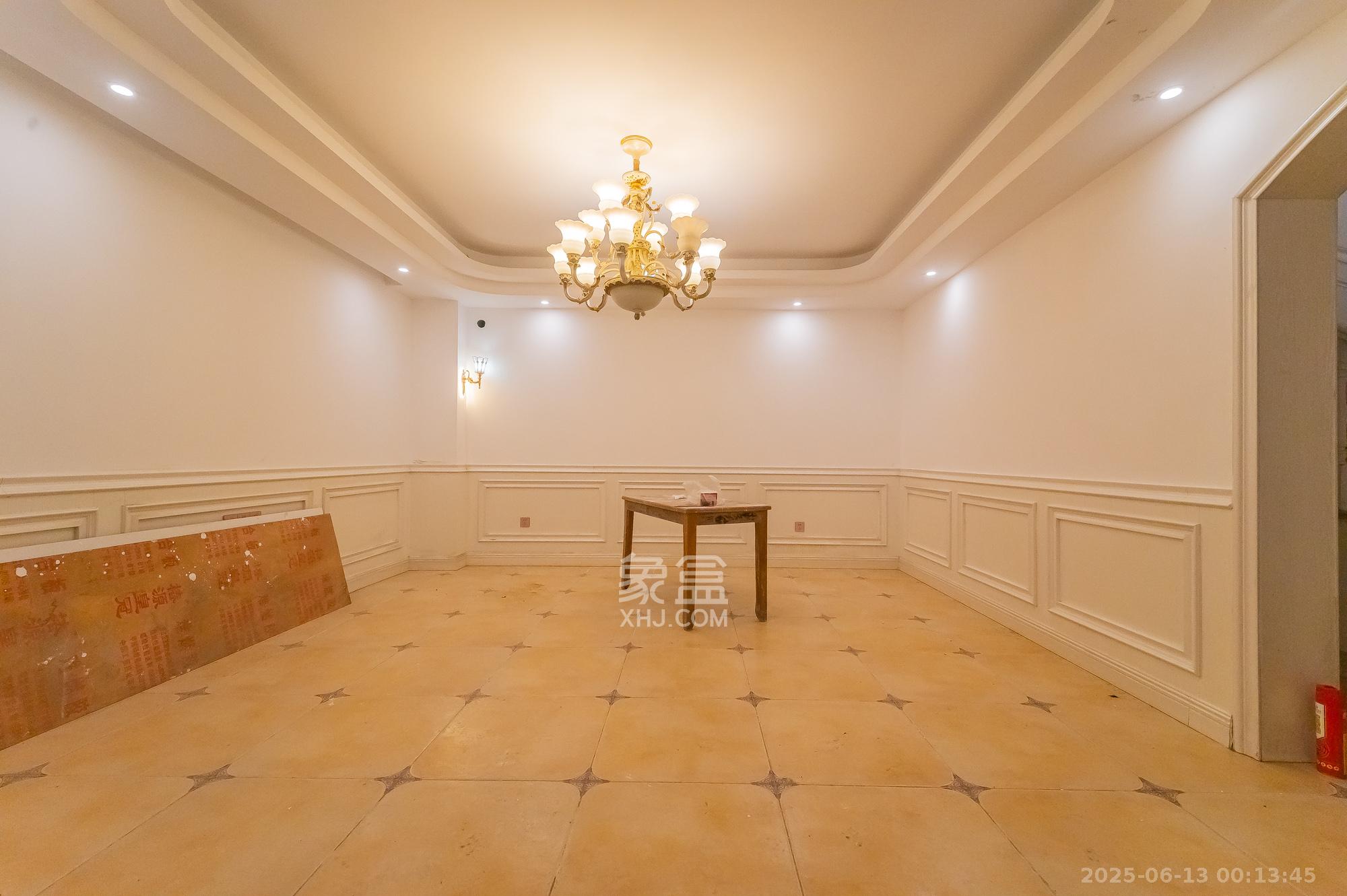 海伦春天  5室3厅4卫    208.0万 海伦春天  5室3厅4卫    208.0万卧室