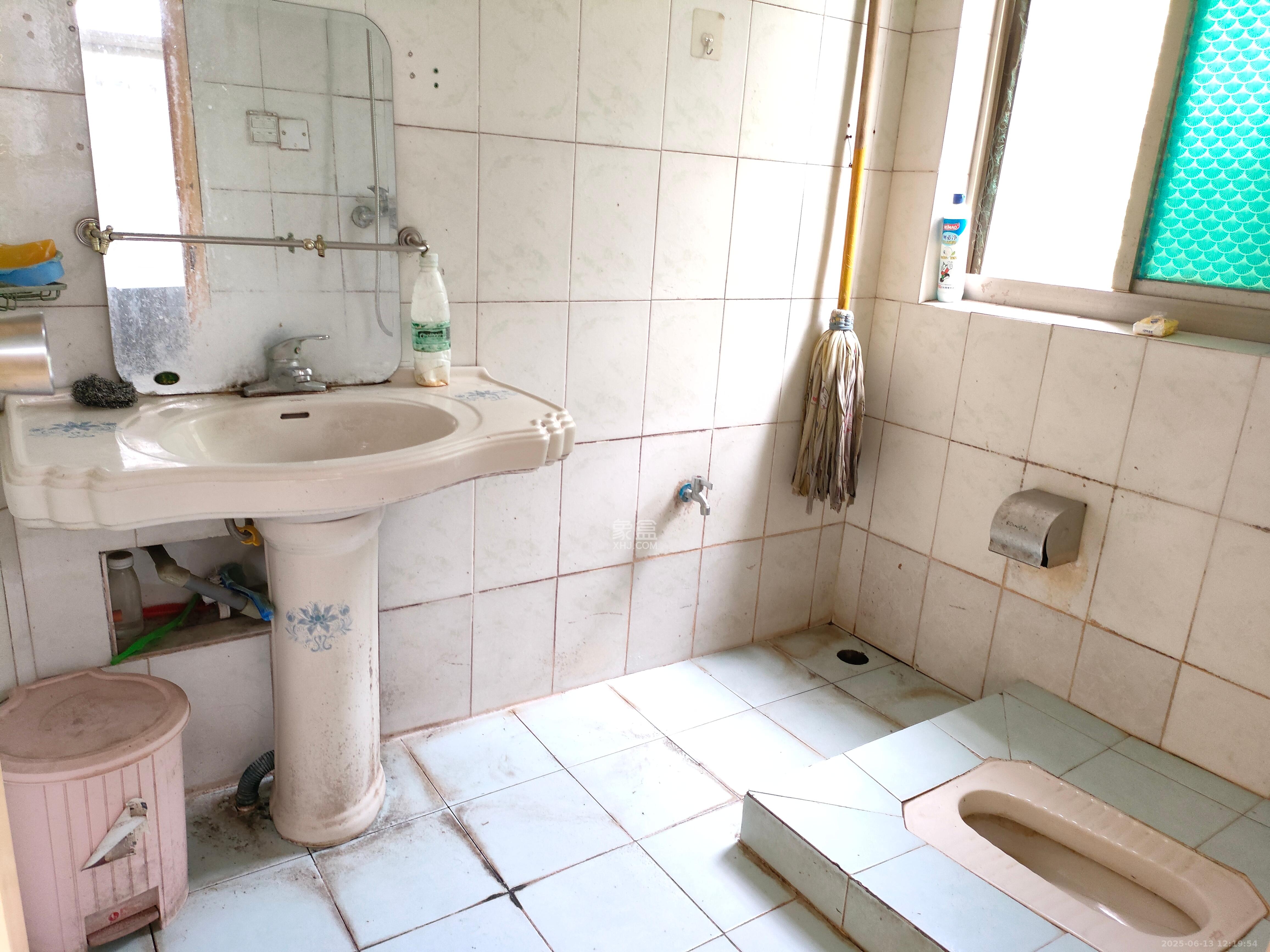 中建五局信和苑三区 4室1厅1卫 1500.0元/月 中建五局信和苑三区 4室1厅1卫 1500.0元/月室内图