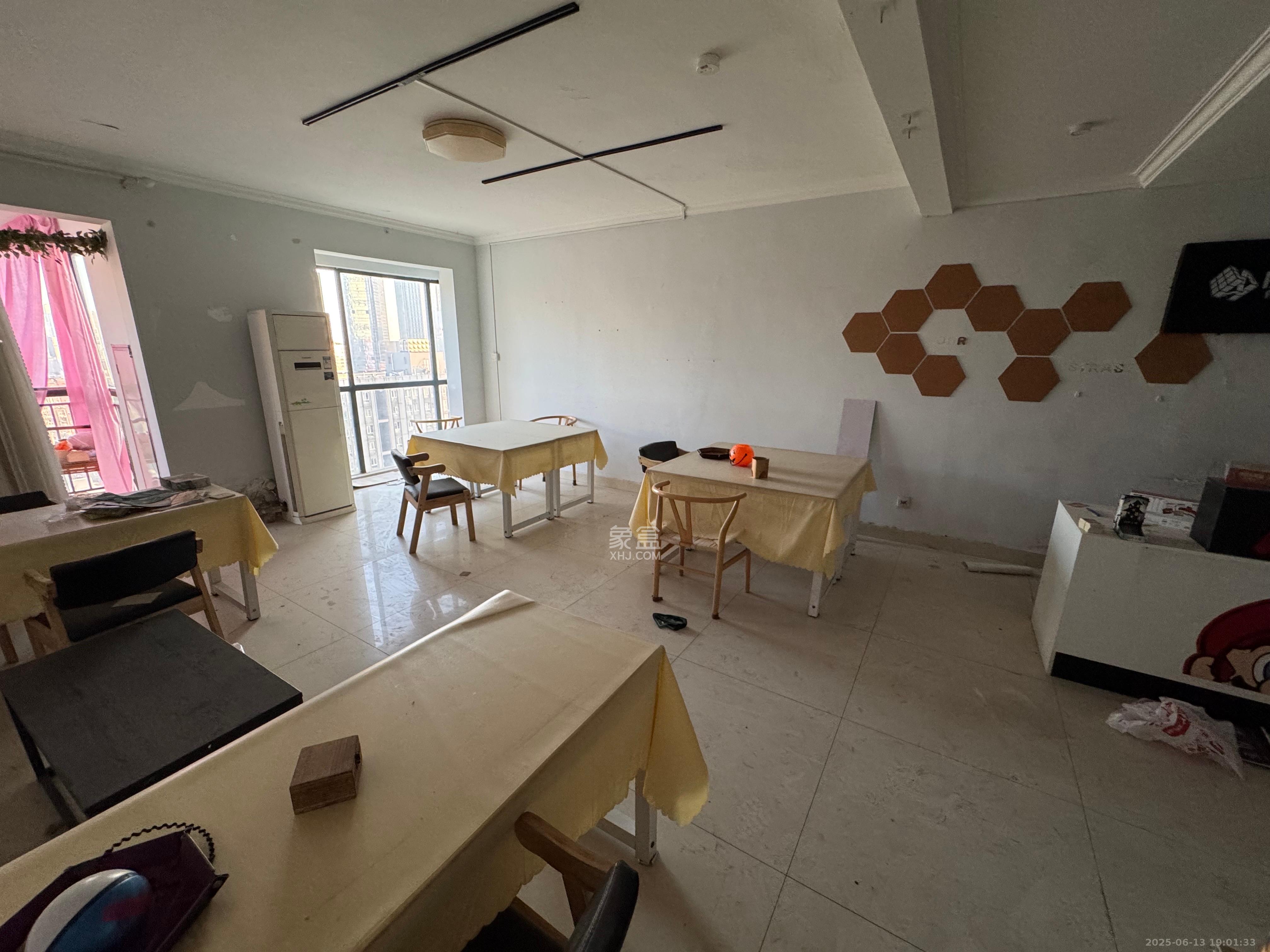 五一大道202(中环壹世界) 3室2厅2卫 5800.0元/月 五一大道202(中环壹世界) 3室2厅2卫 5800.0元/月室内图