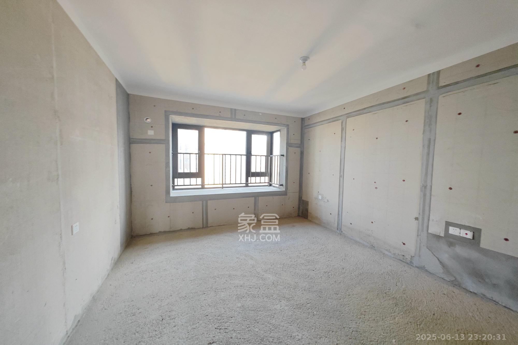 保利大都汇四期  4室2厅2卫    180.0万 保利大都汇四期  4室2厅2卫    180.0万卧室