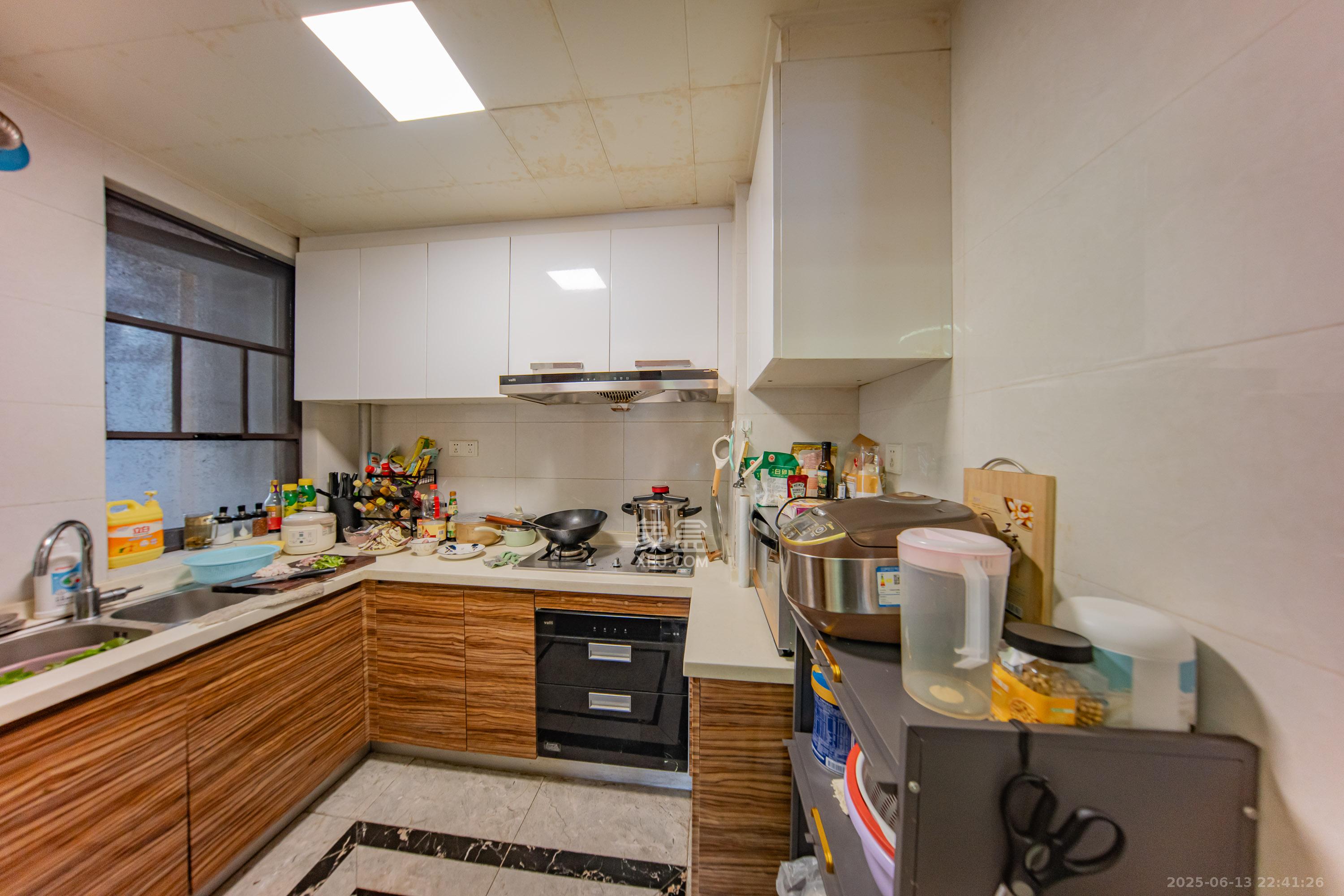 中海国际五期 3室2厅2卫 80.0万 中海国际五期 3室2厅2卫 80.0万厨房