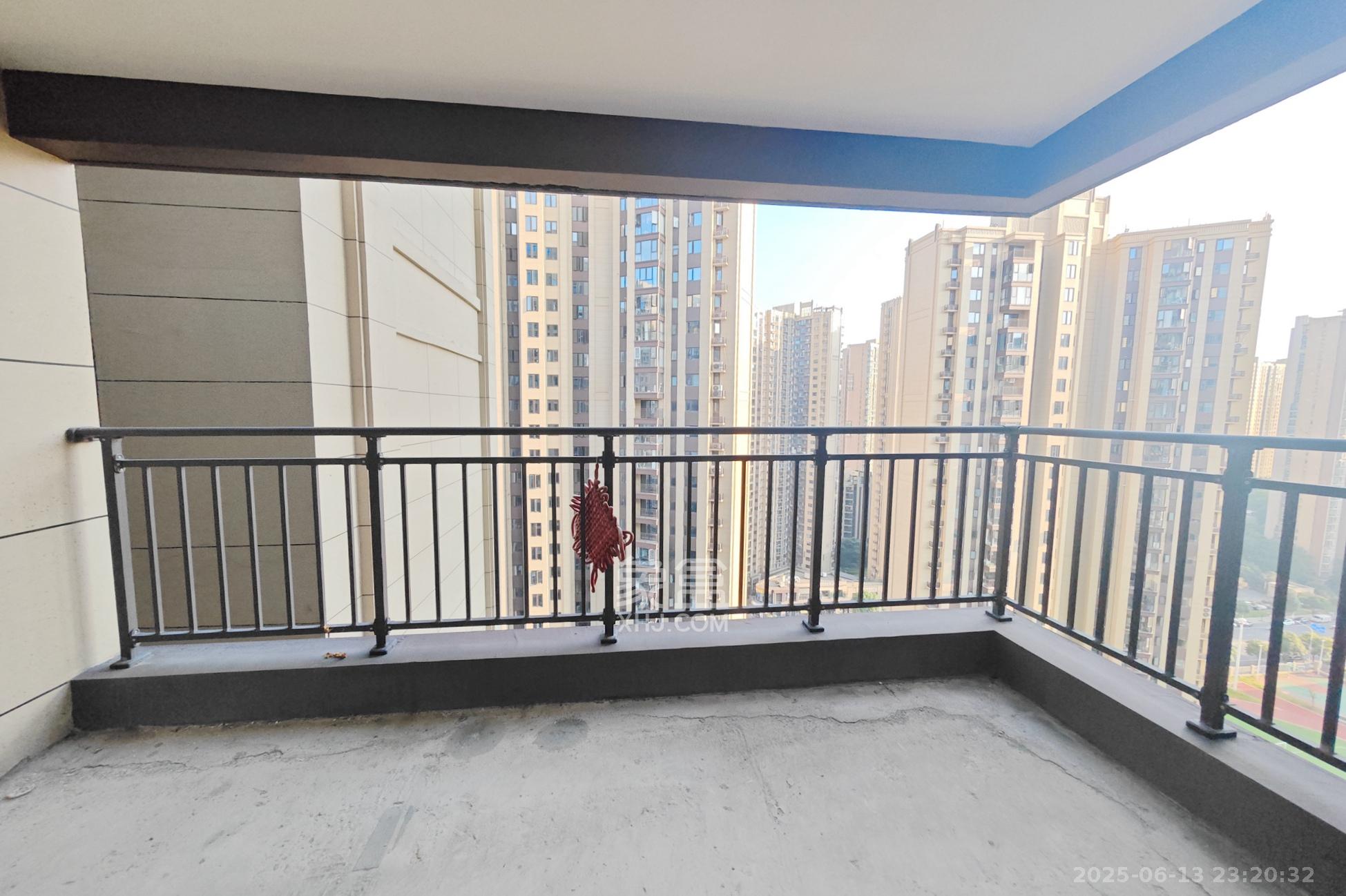 保利大都汇四期  4室2厅2卫    180.0万 保利大都汇四期  4室2厅2卫    180.0万阳台