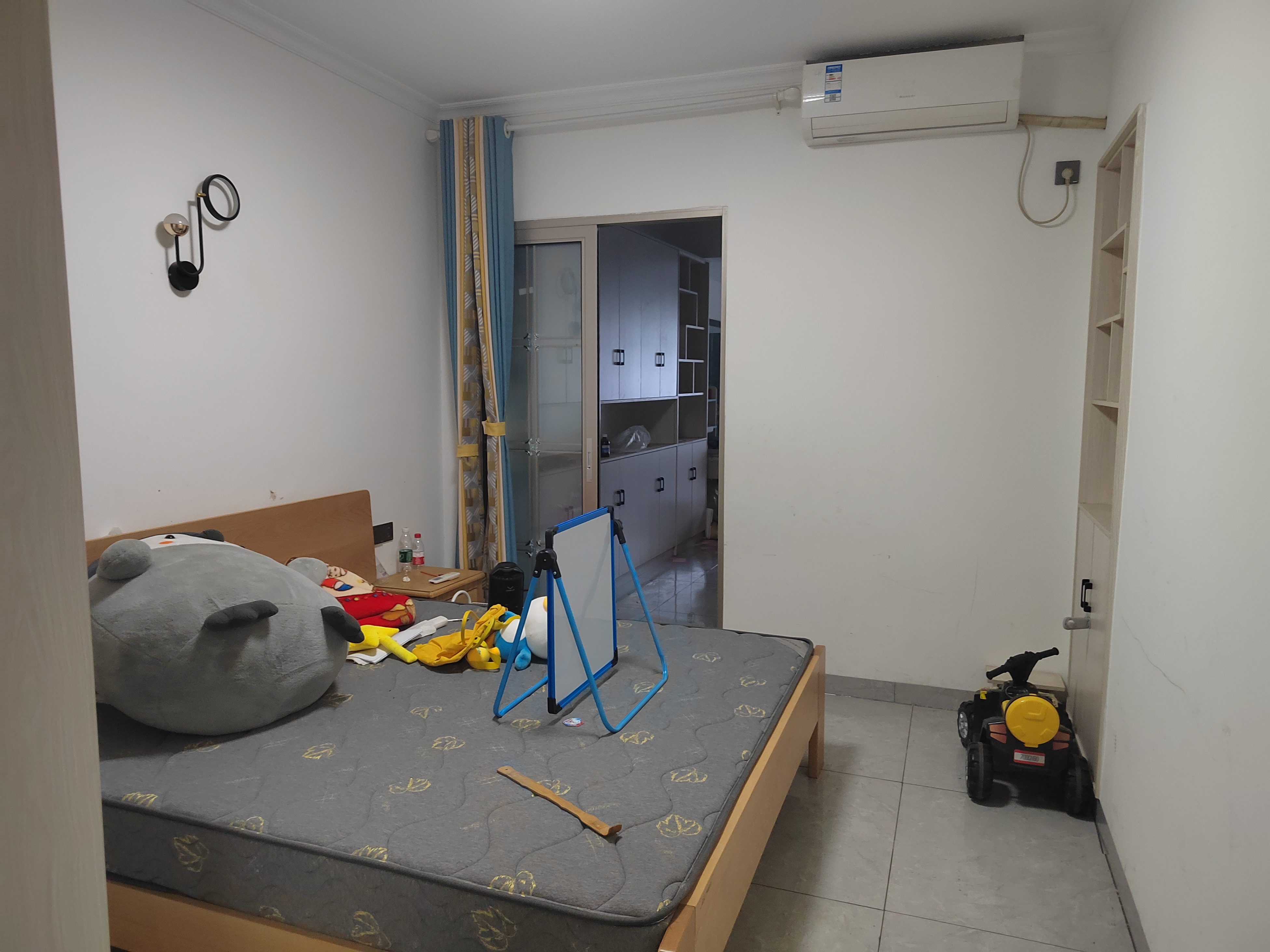 一中附小校内单位房  4室1厅2卫    1600.0元/月室内图