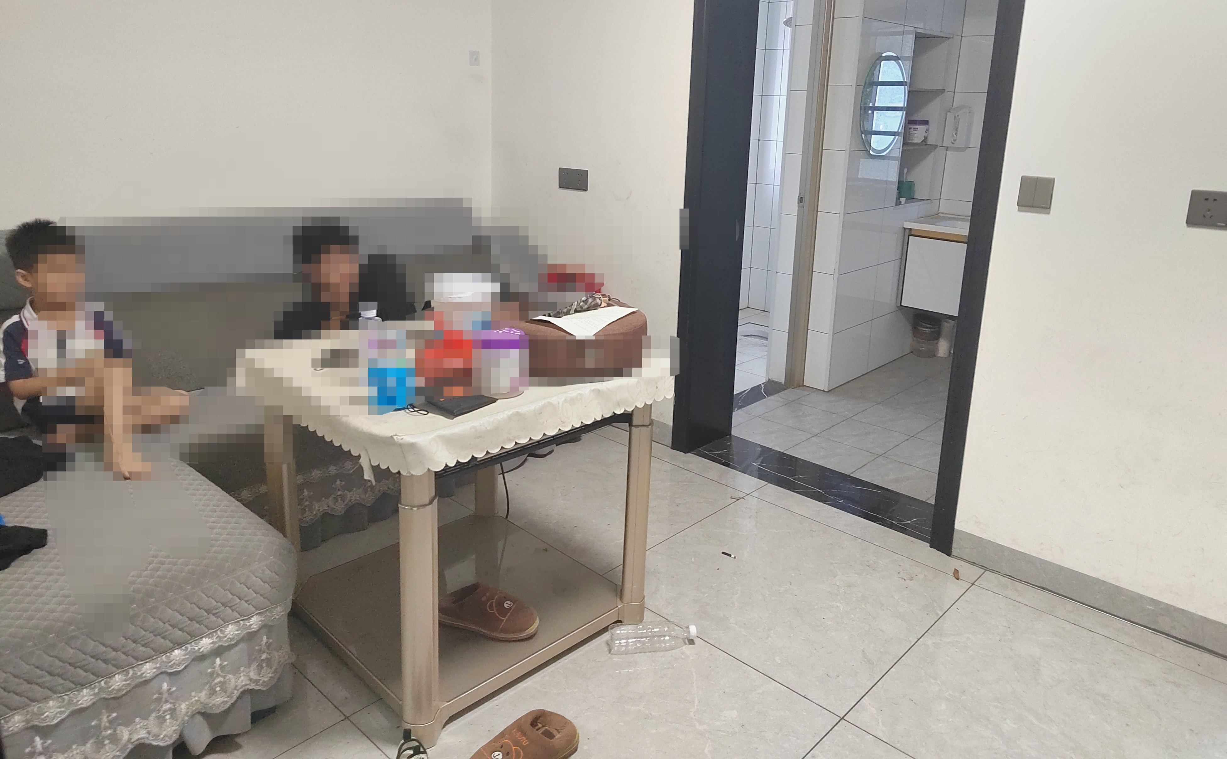 一中附小校内单位房  4室1厅2卫   1600.00元/月