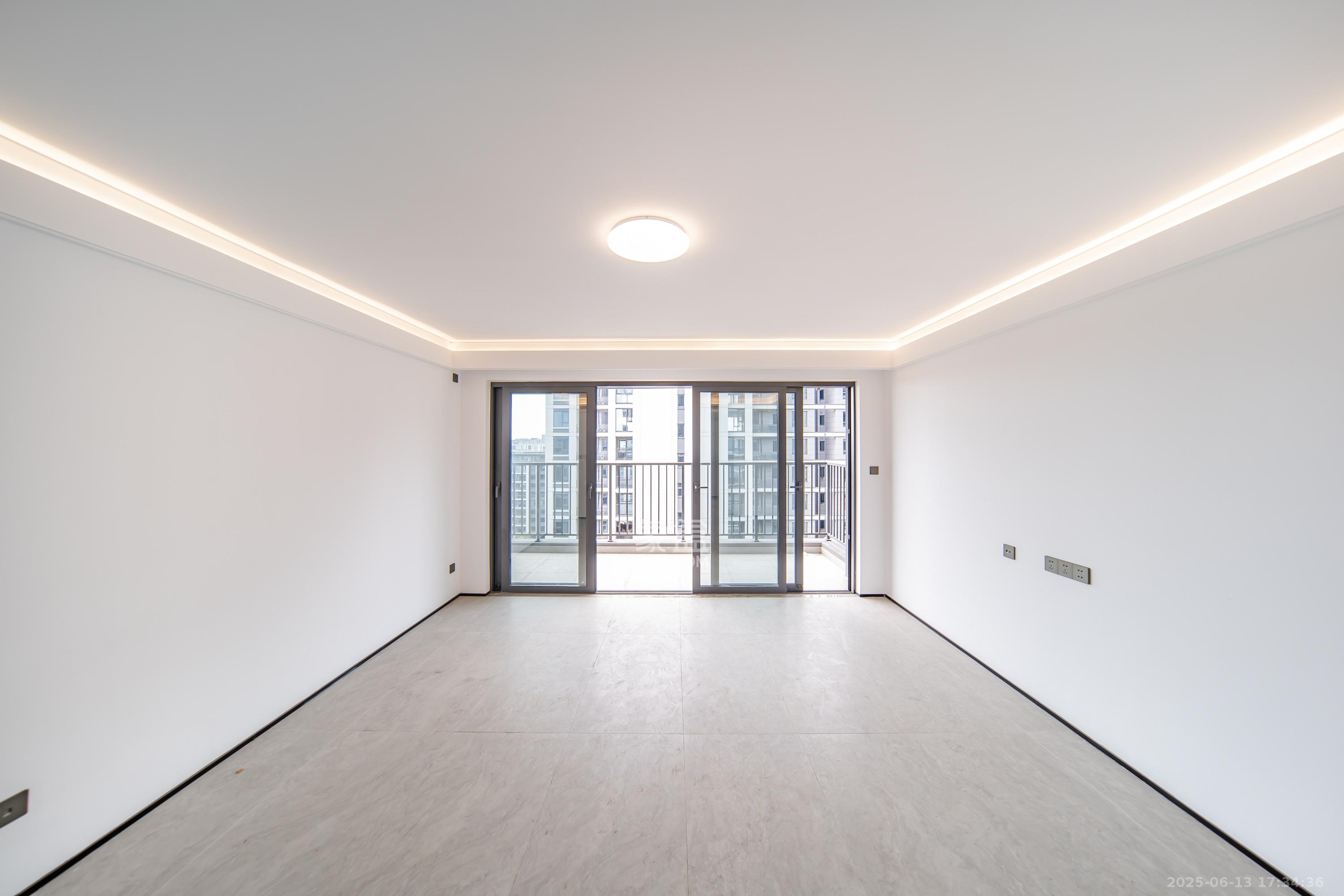 华润置地润樾府  4室2厅2卫    175.0万 华润置地润樾府  4室2厅2卫    175.0万客厅