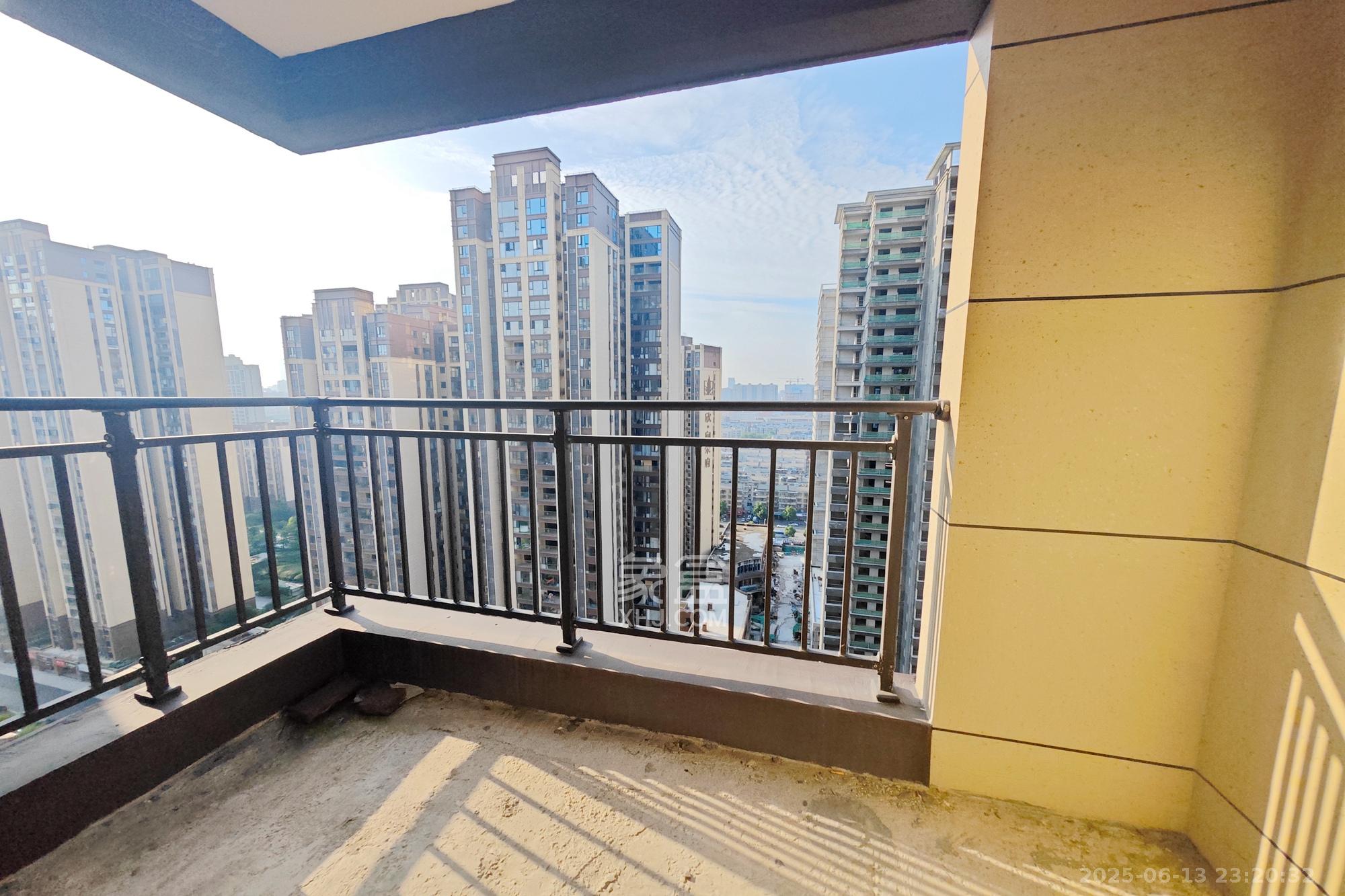 保利大都汇四期  4室2厅2卫    180.0万 保利大都汇四期  4室2厅2卫    180.0万阳台