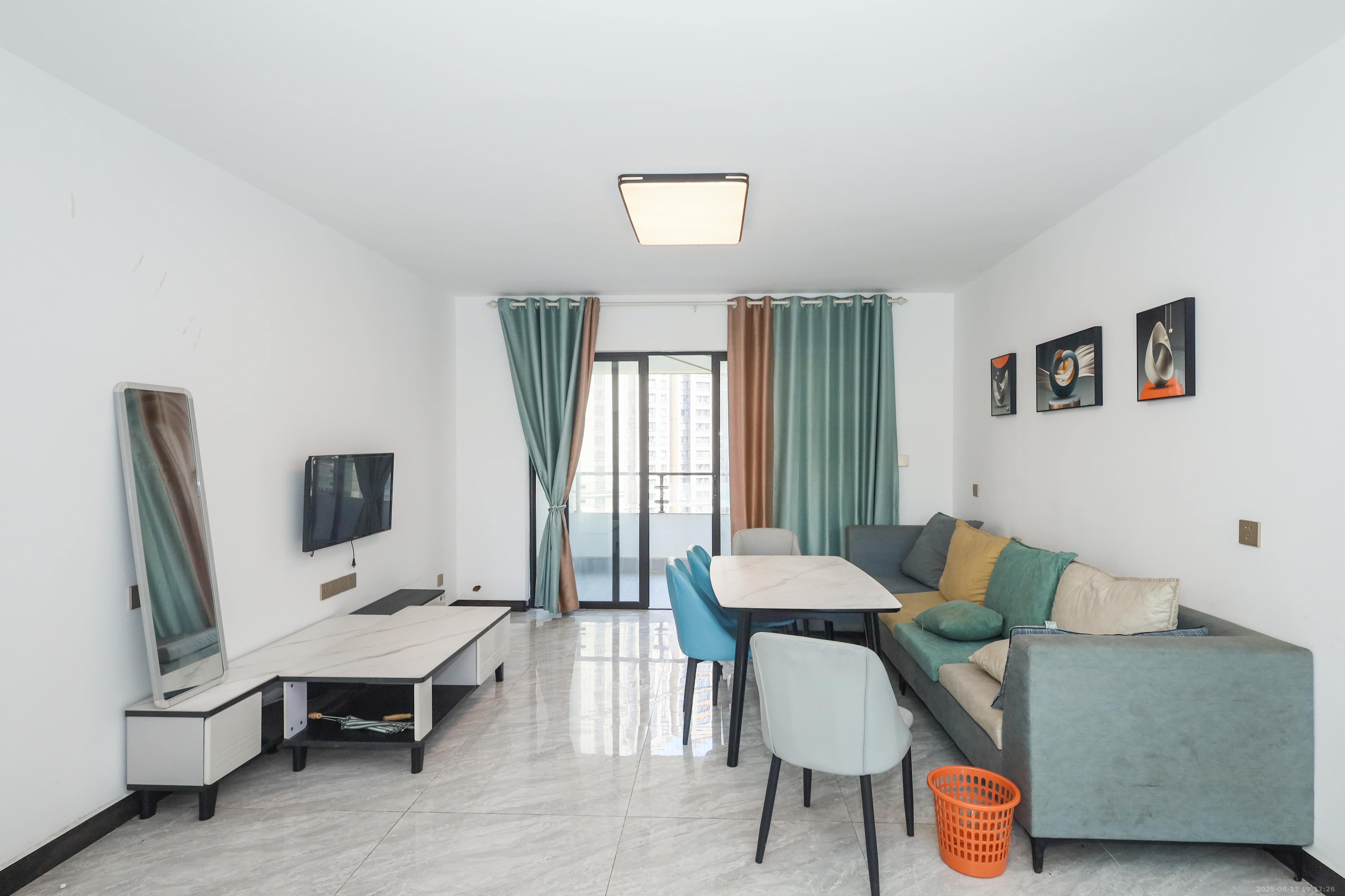 惠天然梅岭国际 4室2厅2卫 176.0万 惠天然梅岭国际 4室2厅2卫 176.0万客厅