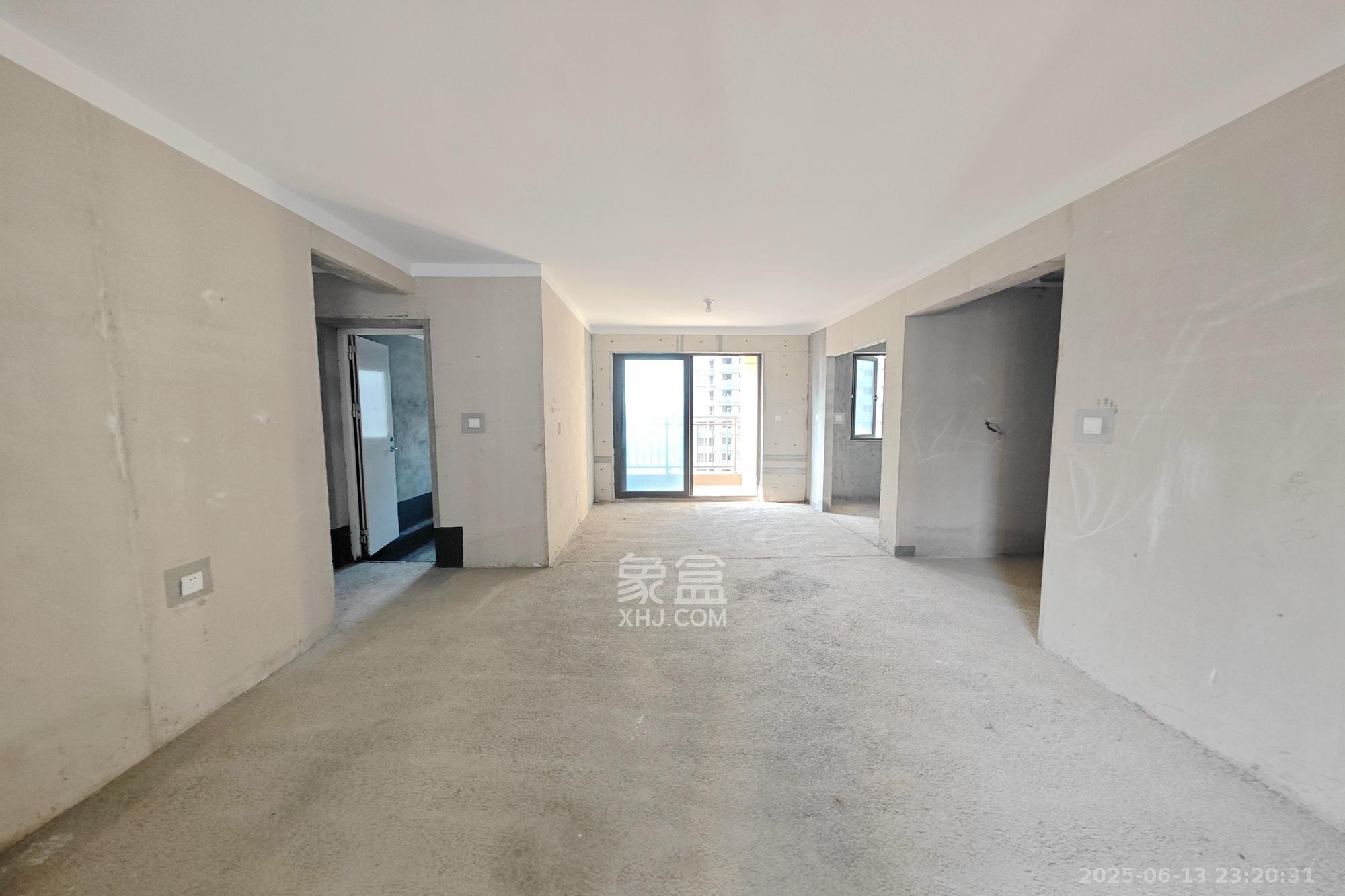 保利大都汇四期  4室2厅2卫    180.0万 保利大都汇四期  4室2厅2卫    180.0万客厅