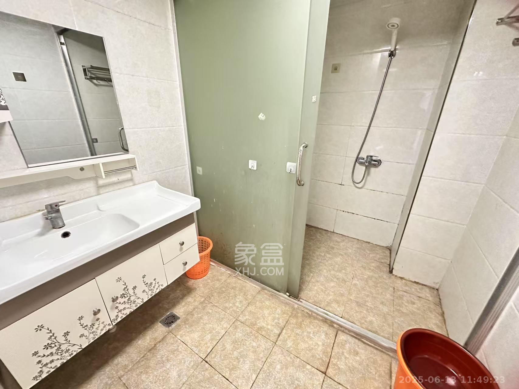 地质家园一、二期(地泰人民公馆) 1室2厅1卫 3400.0元/月 地质家园一、二期(地泰人民公馆) 1室2厅1卫 3400.0元/月室内图